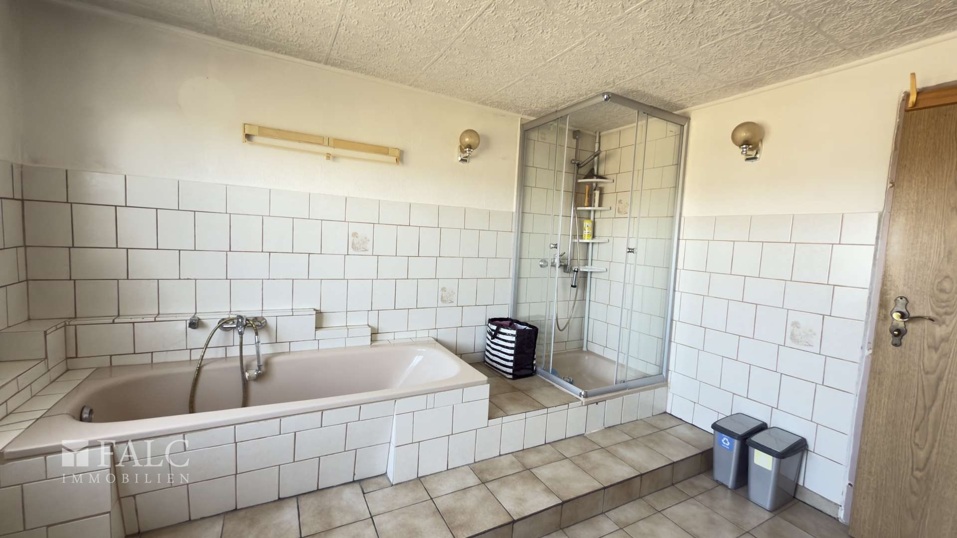 Bad mit Wanne und Dusche im 2. OG 