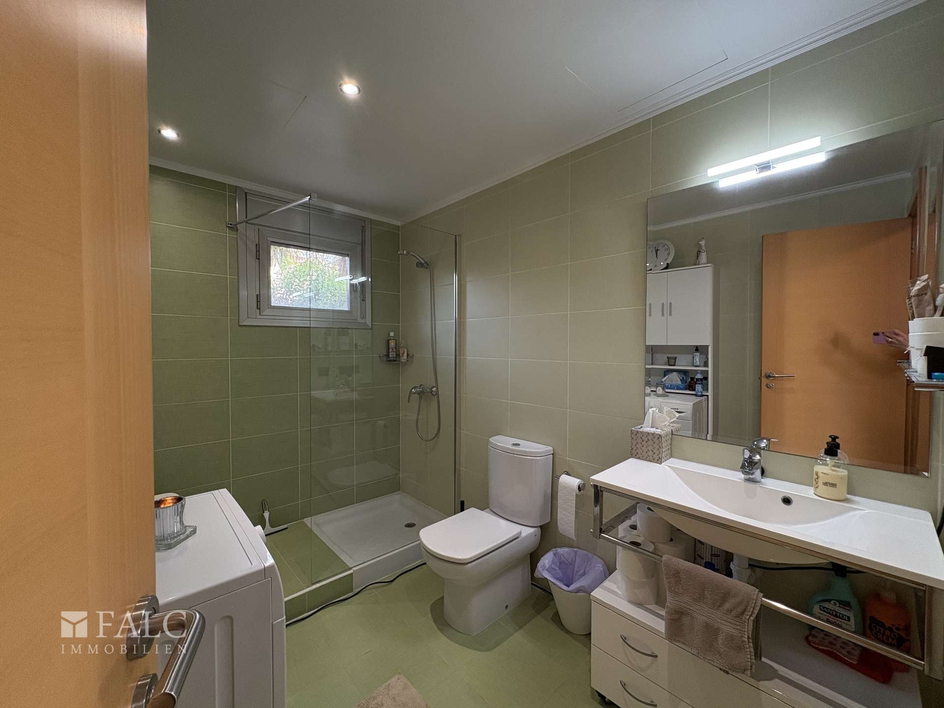 Bad mit Dusche im EG