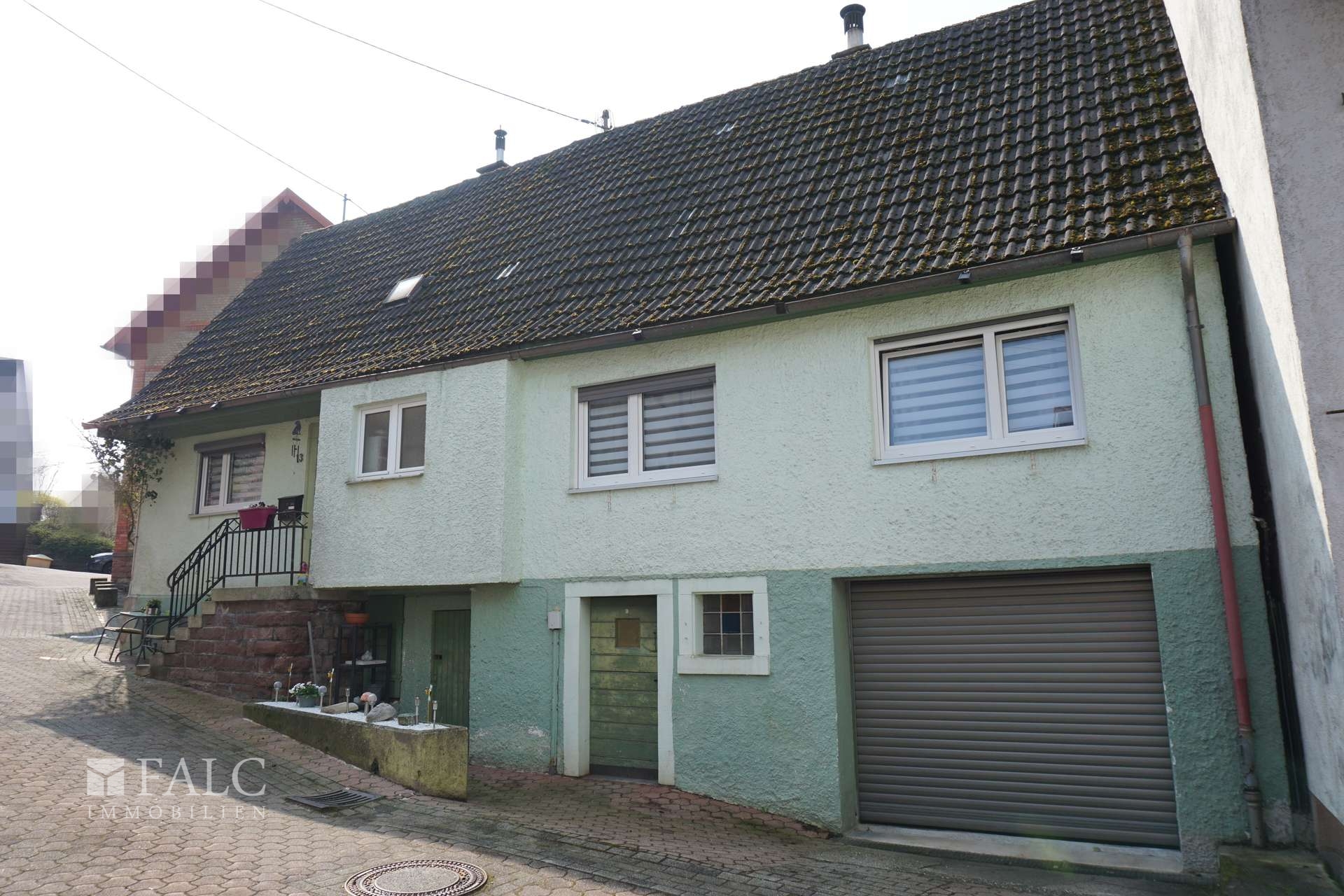 Wohnhaus mit Garage