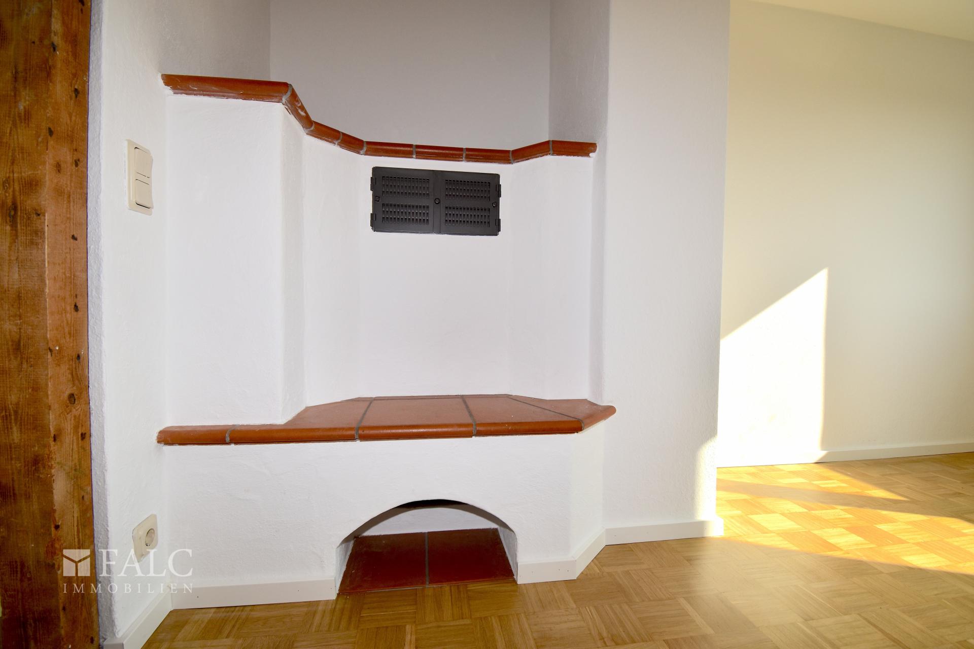 Holzofen mit Sitzfläche im Wohnzimmer