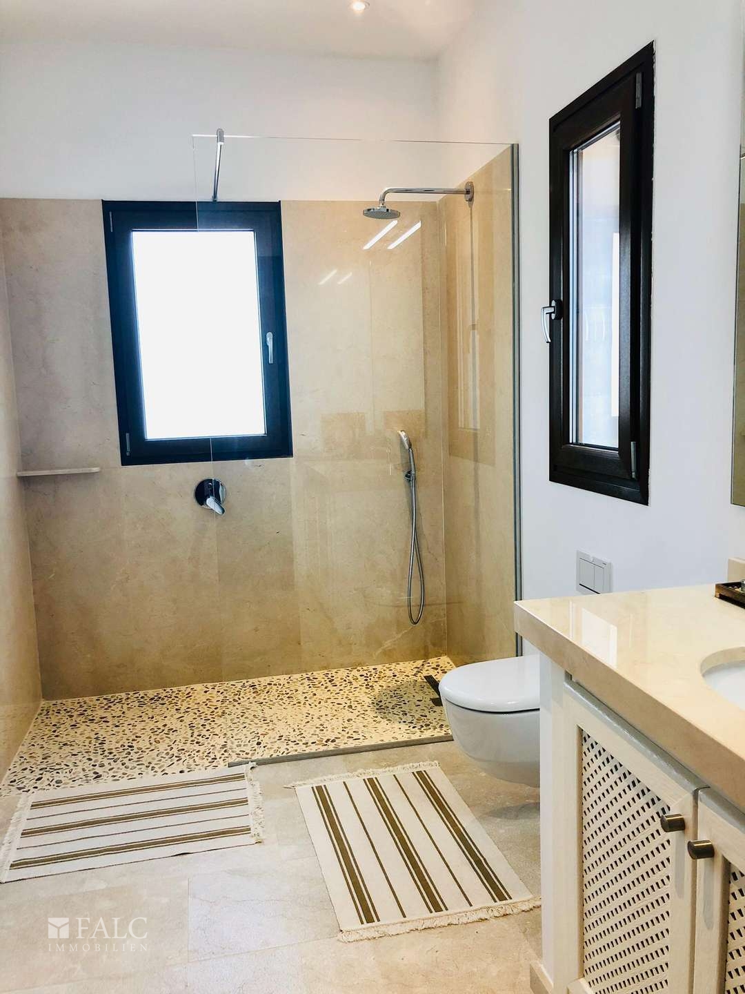 modernes Badezimmer