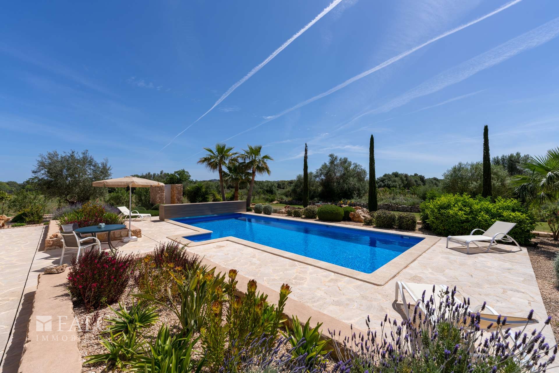 Pool mit Terrasse