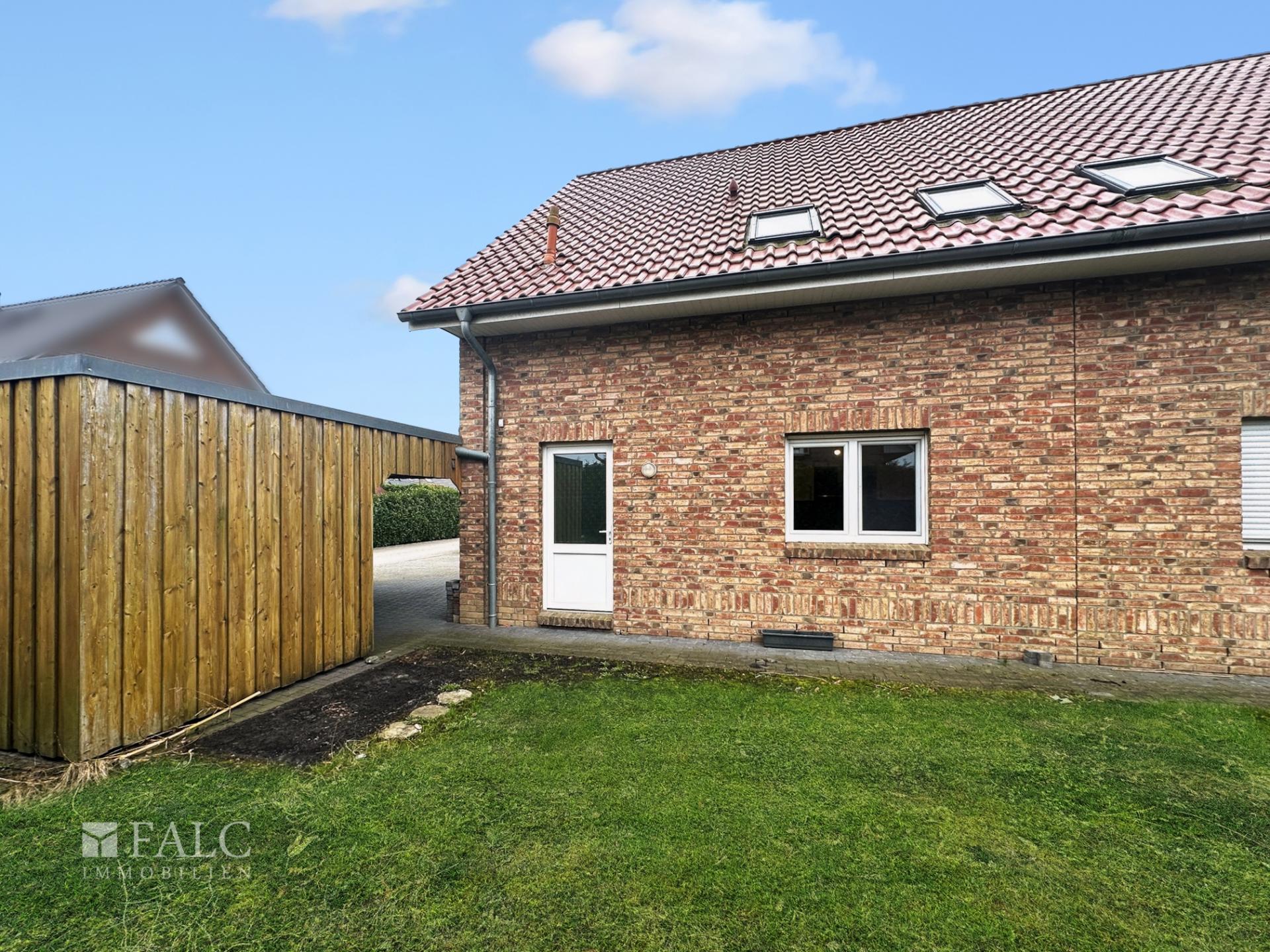 Hinter dem Haus/ Nebeneingang
