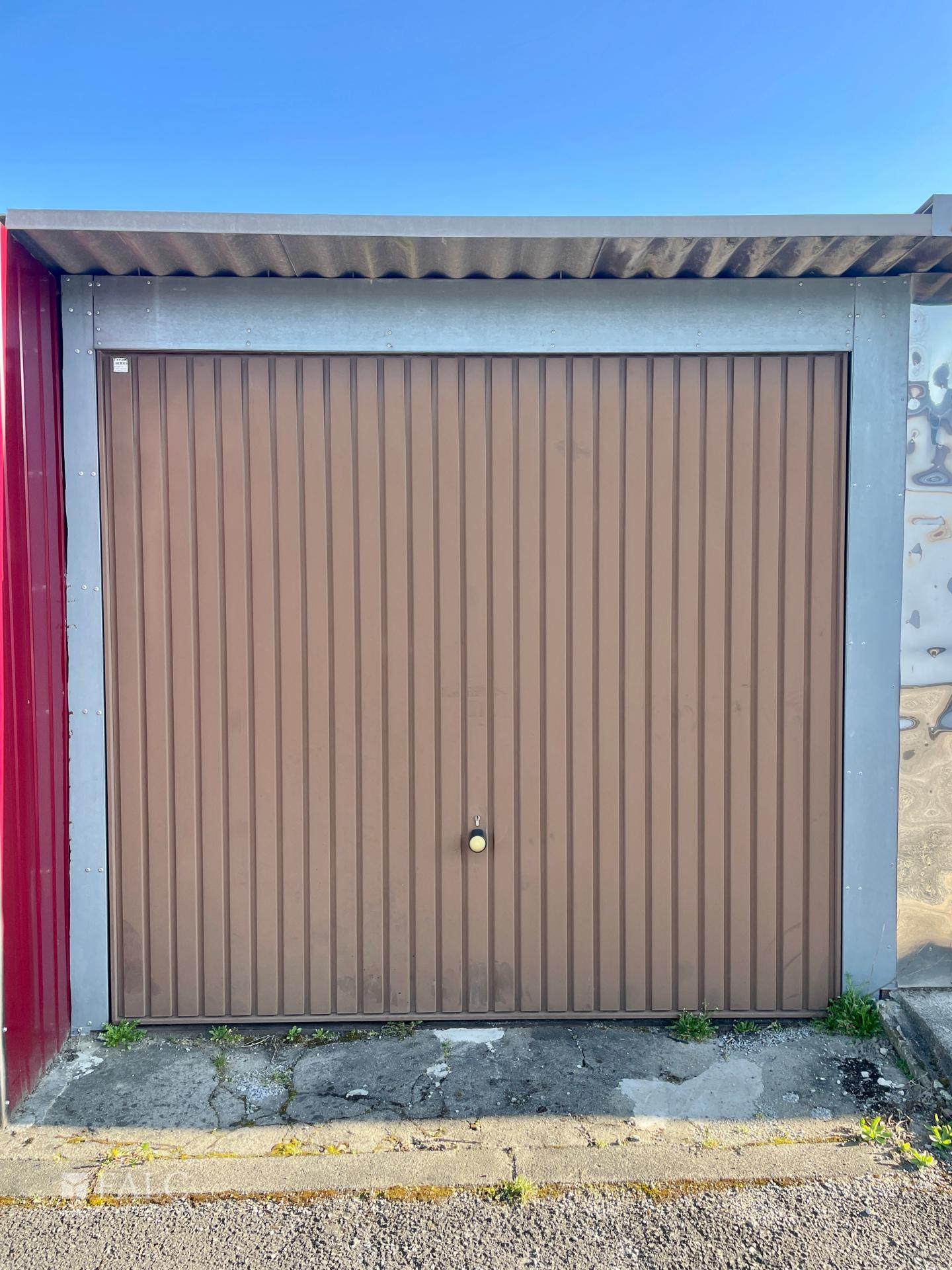 Garage (gegenüber vom Haus)