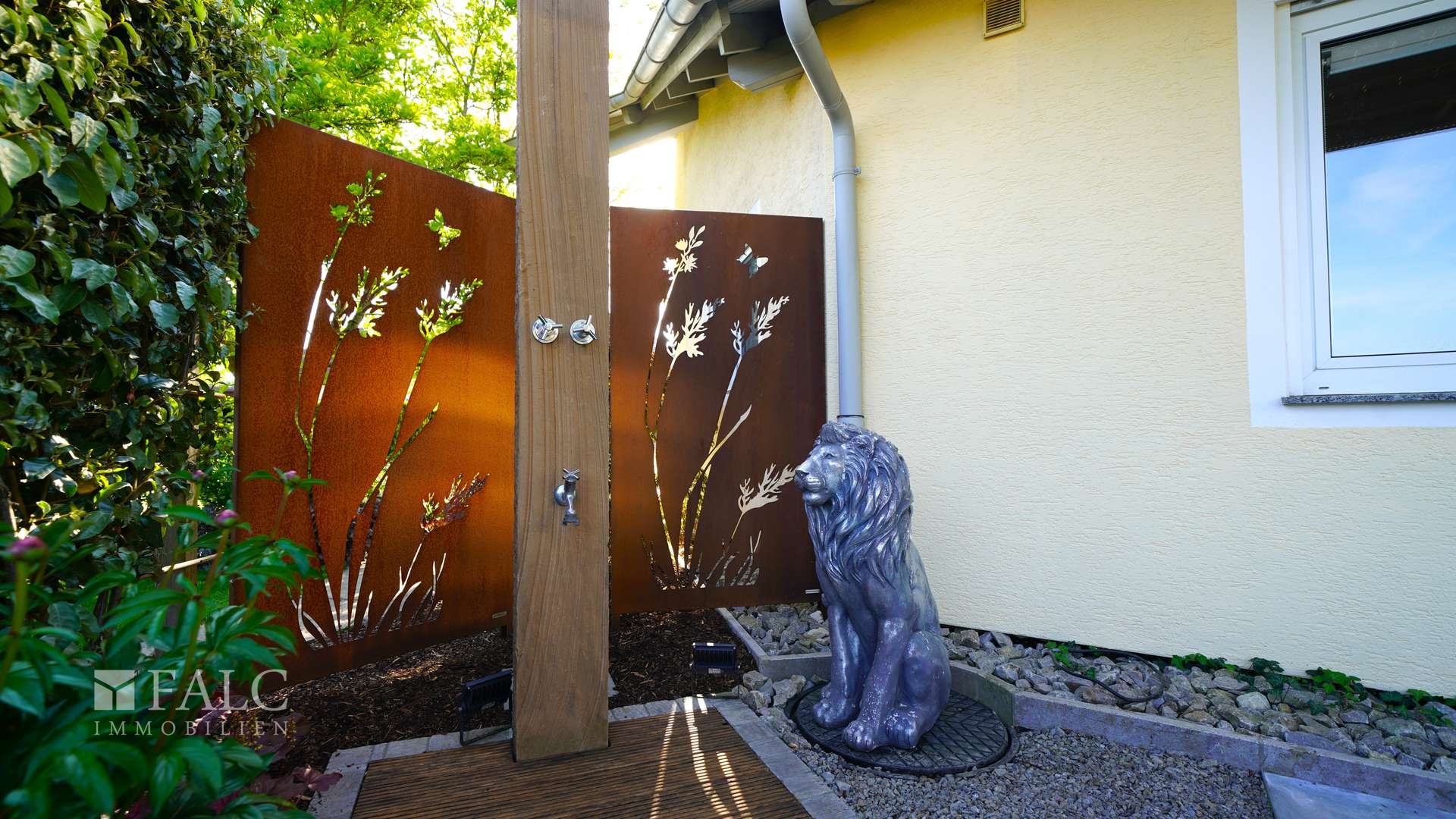 ... und Outdoor-Dusche