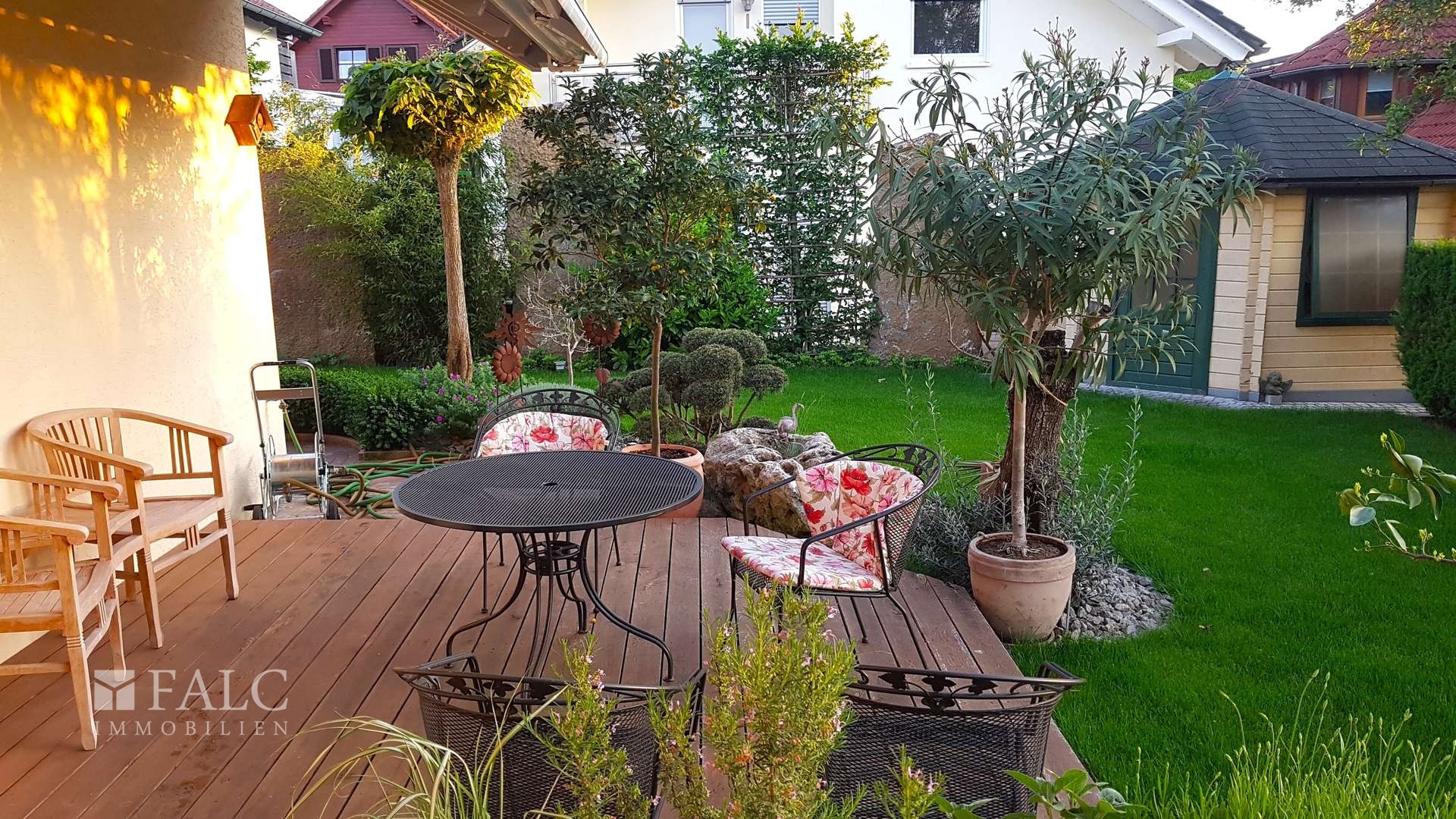 Mit Gartenhaus ...