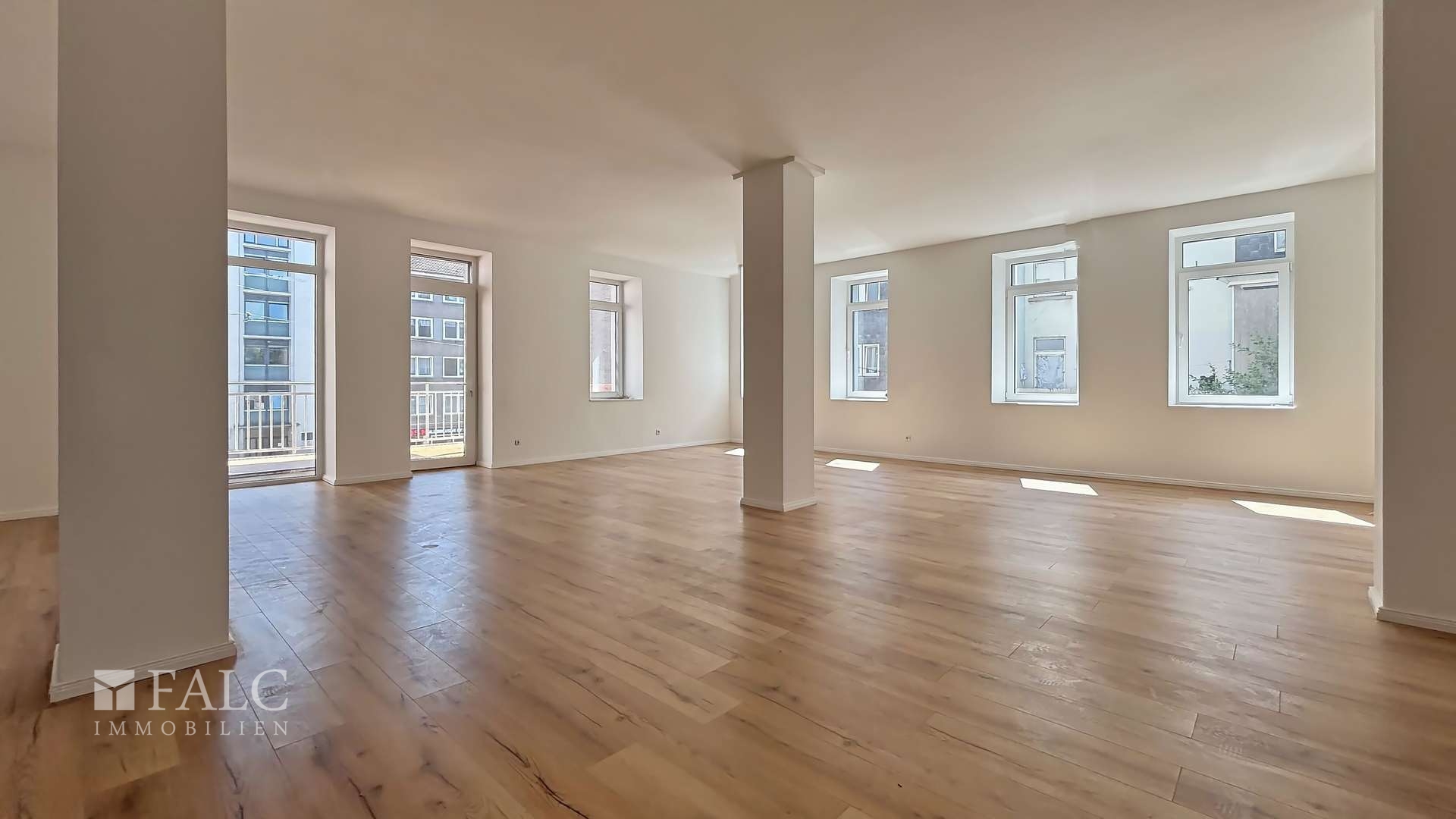 Wohnzimmer mit Balkon