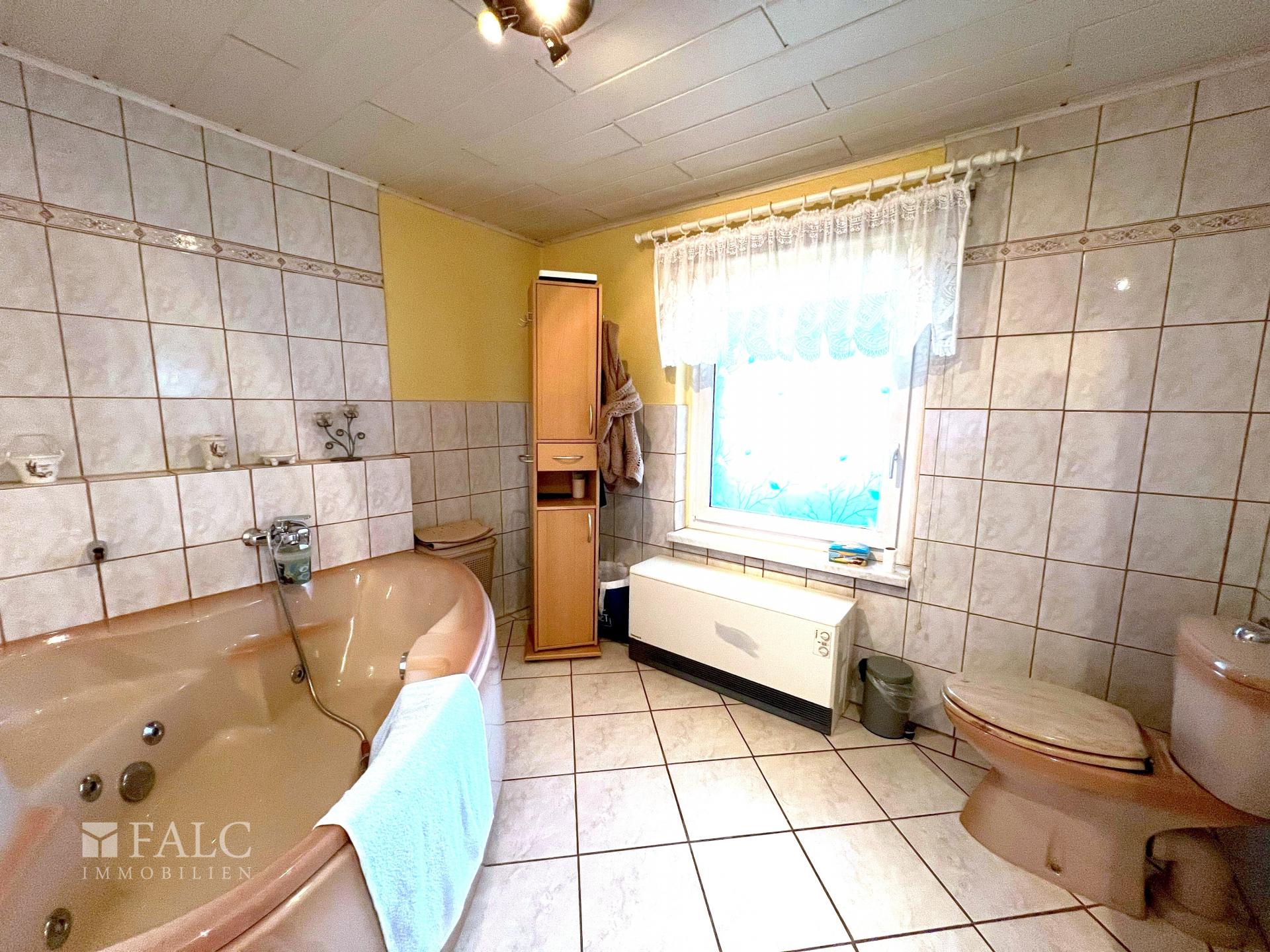 Badezimmer mit Eckbadewanne