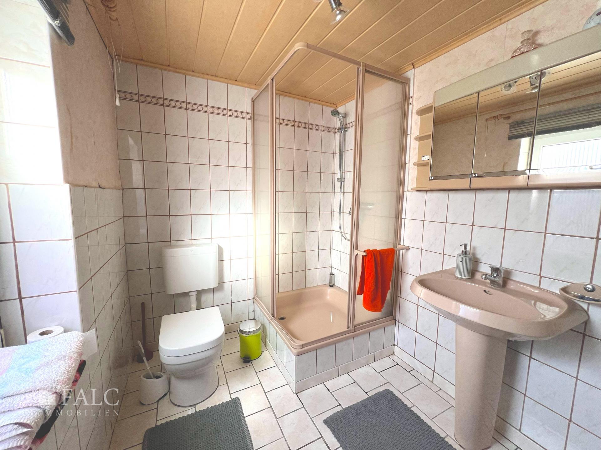 Badezimmer mit Dusche