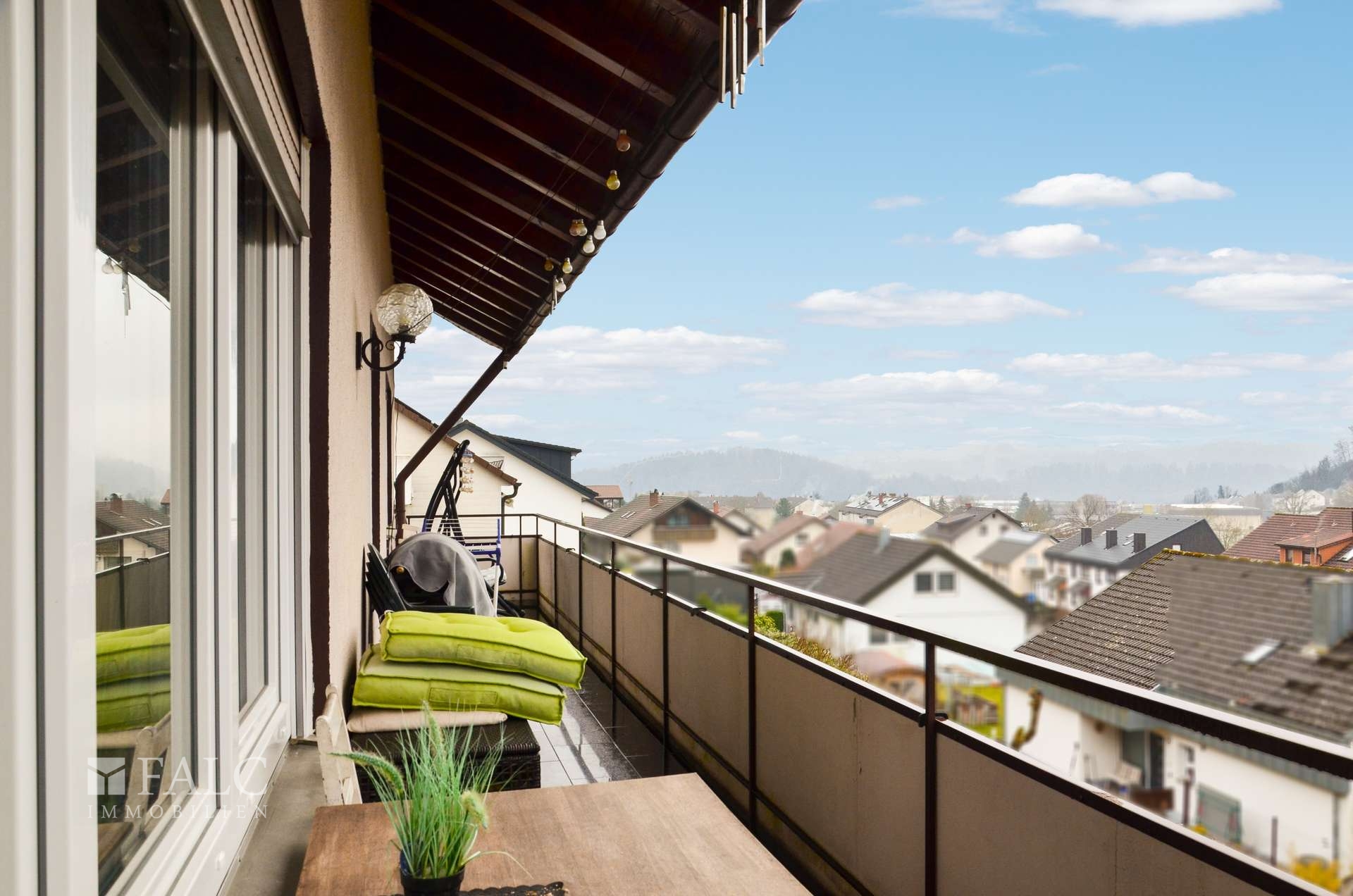 Sonniger Balkon mit toller Aussicht