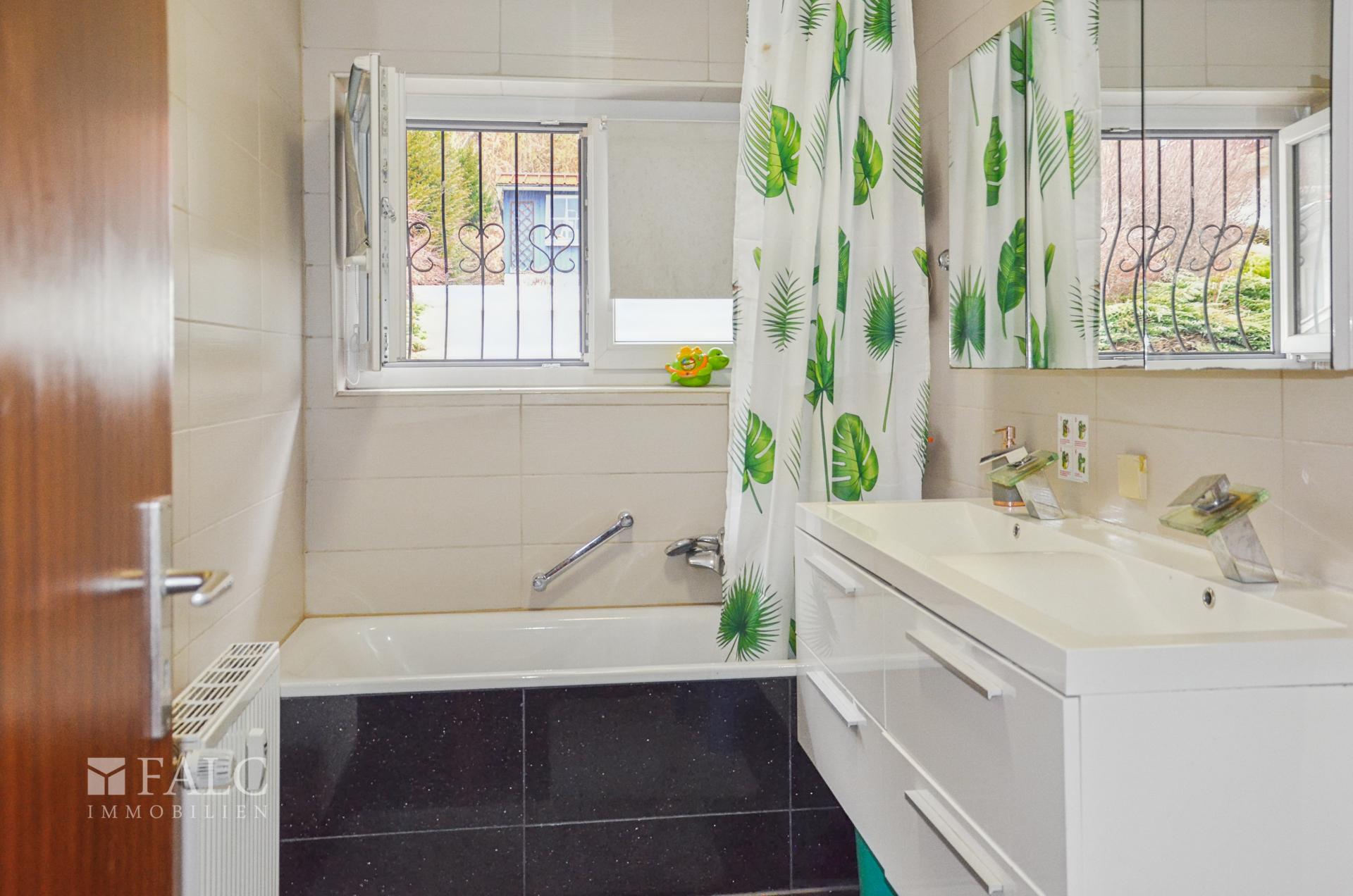 Badezimmer Erdgeschoss – stilvoll & gepflegt