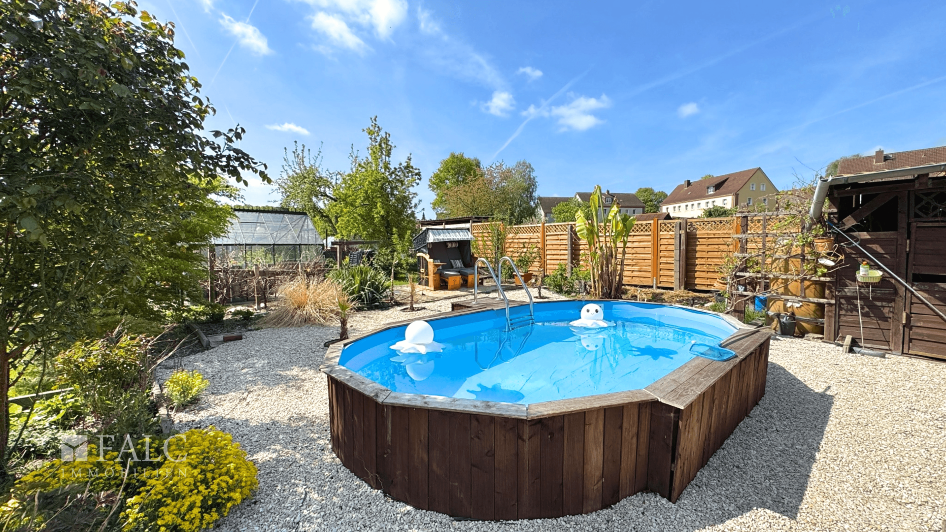 Grundstück mit Pool