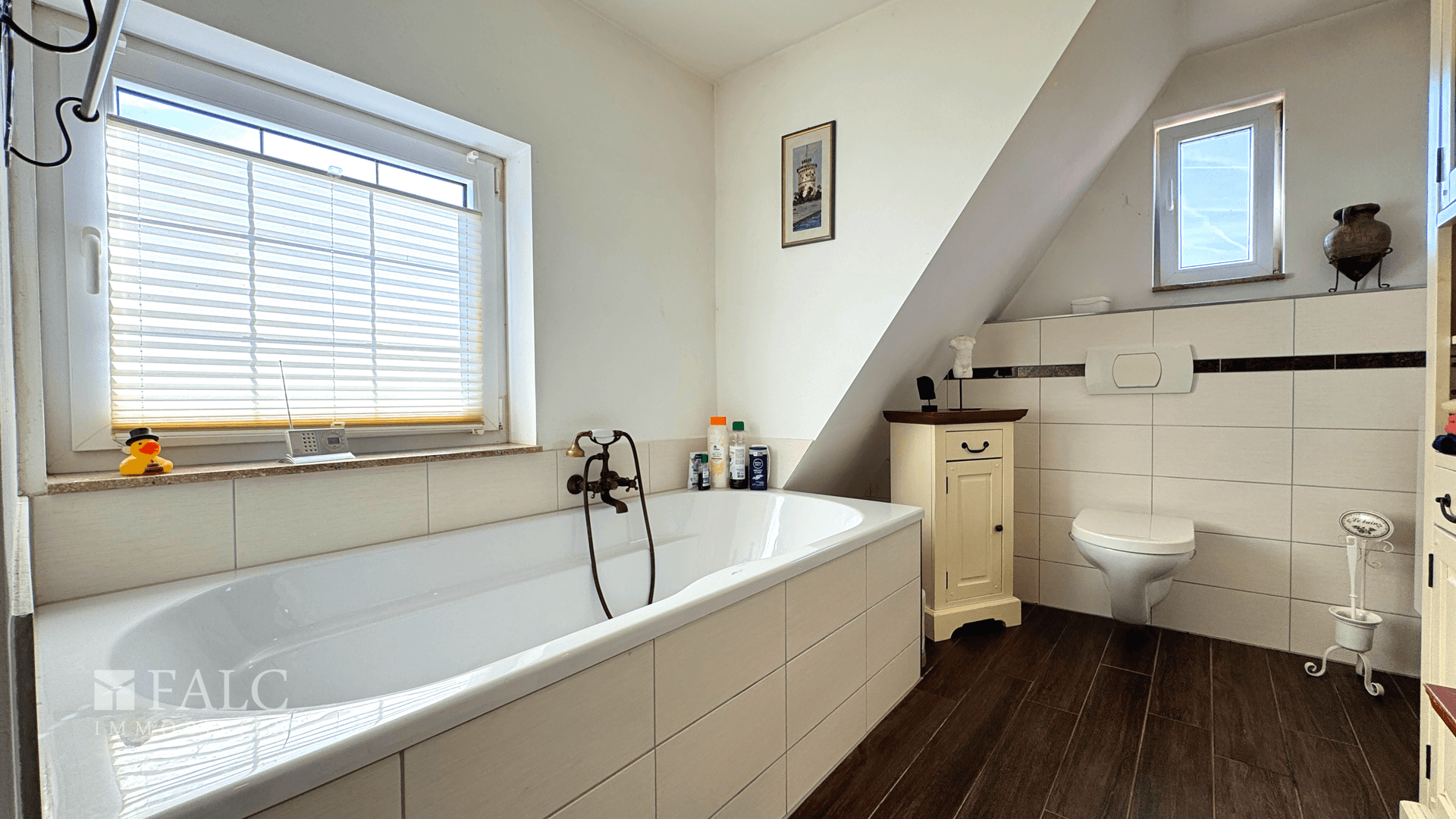Badezimmer mit Wanne und Dusche