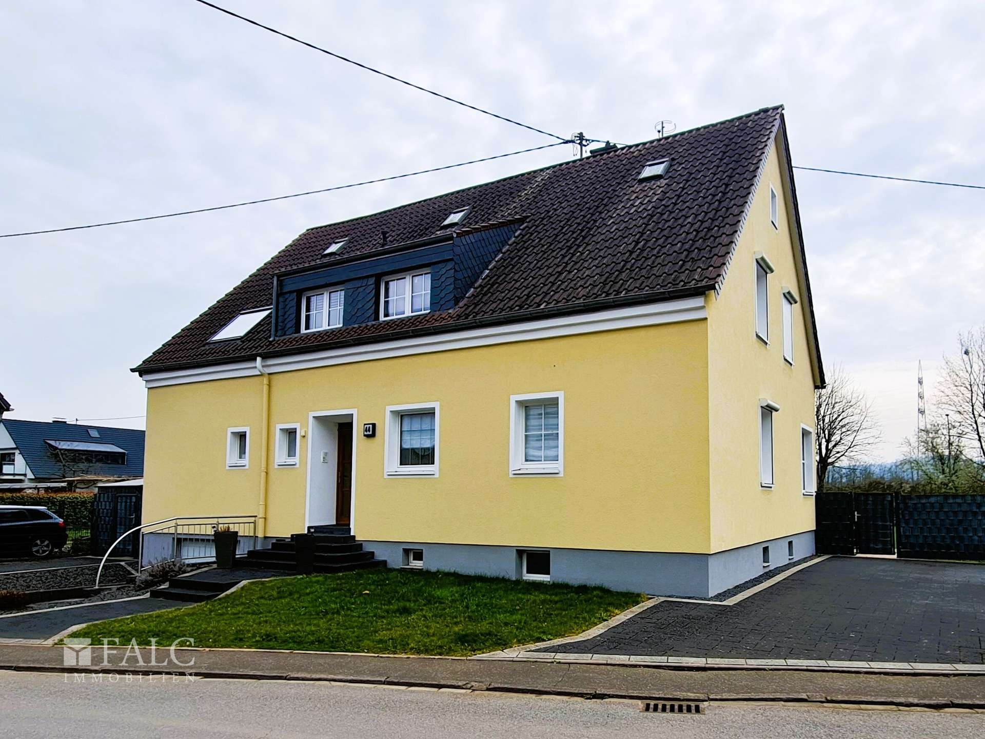 Straßenansicht.