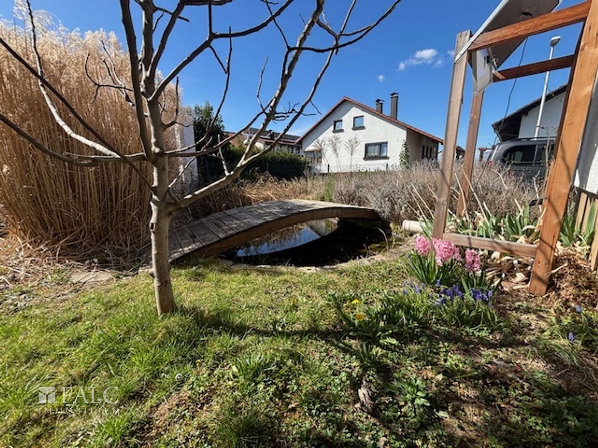 Teich mit Brückchen