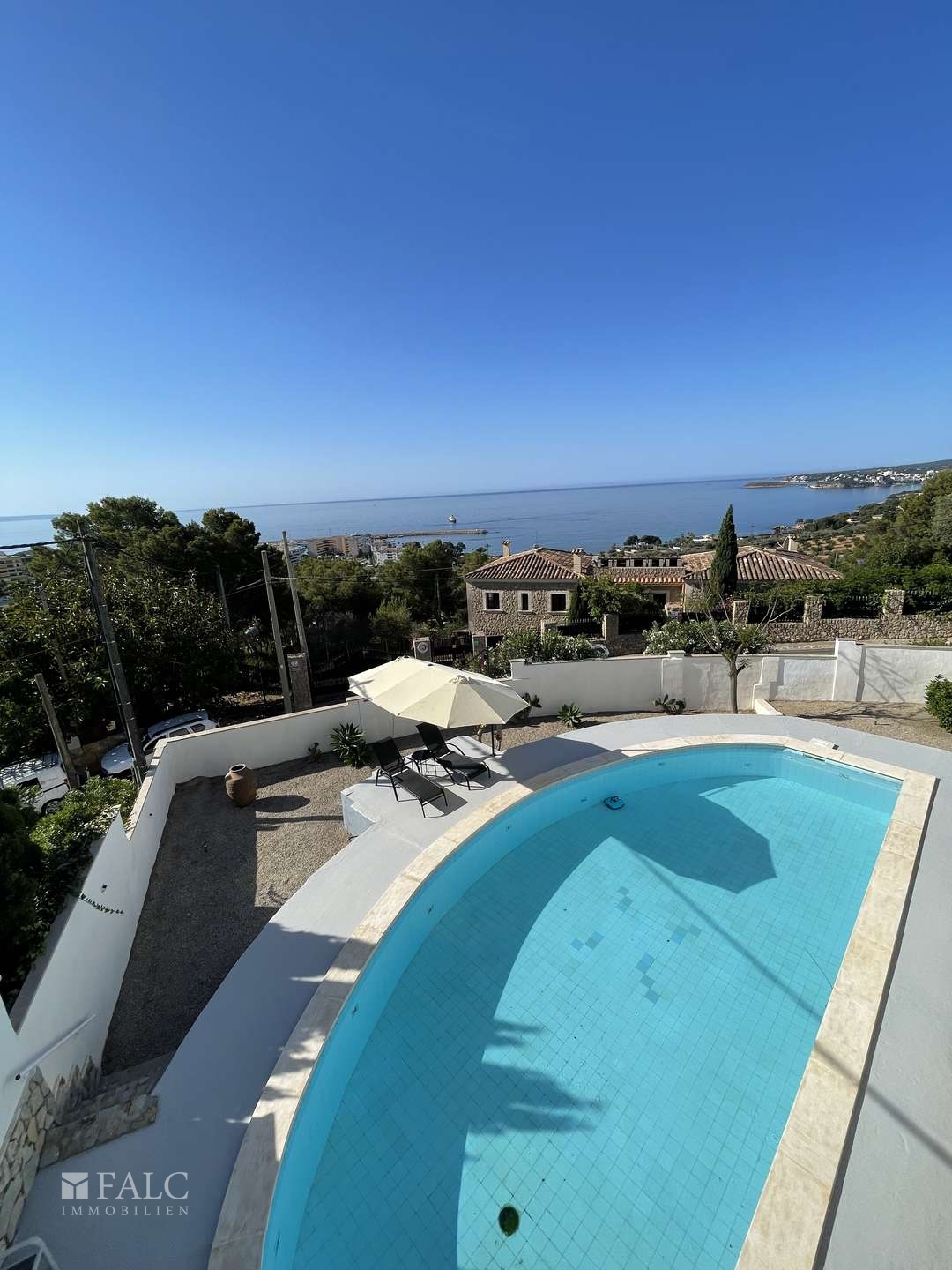 Pool mit Meerblick
