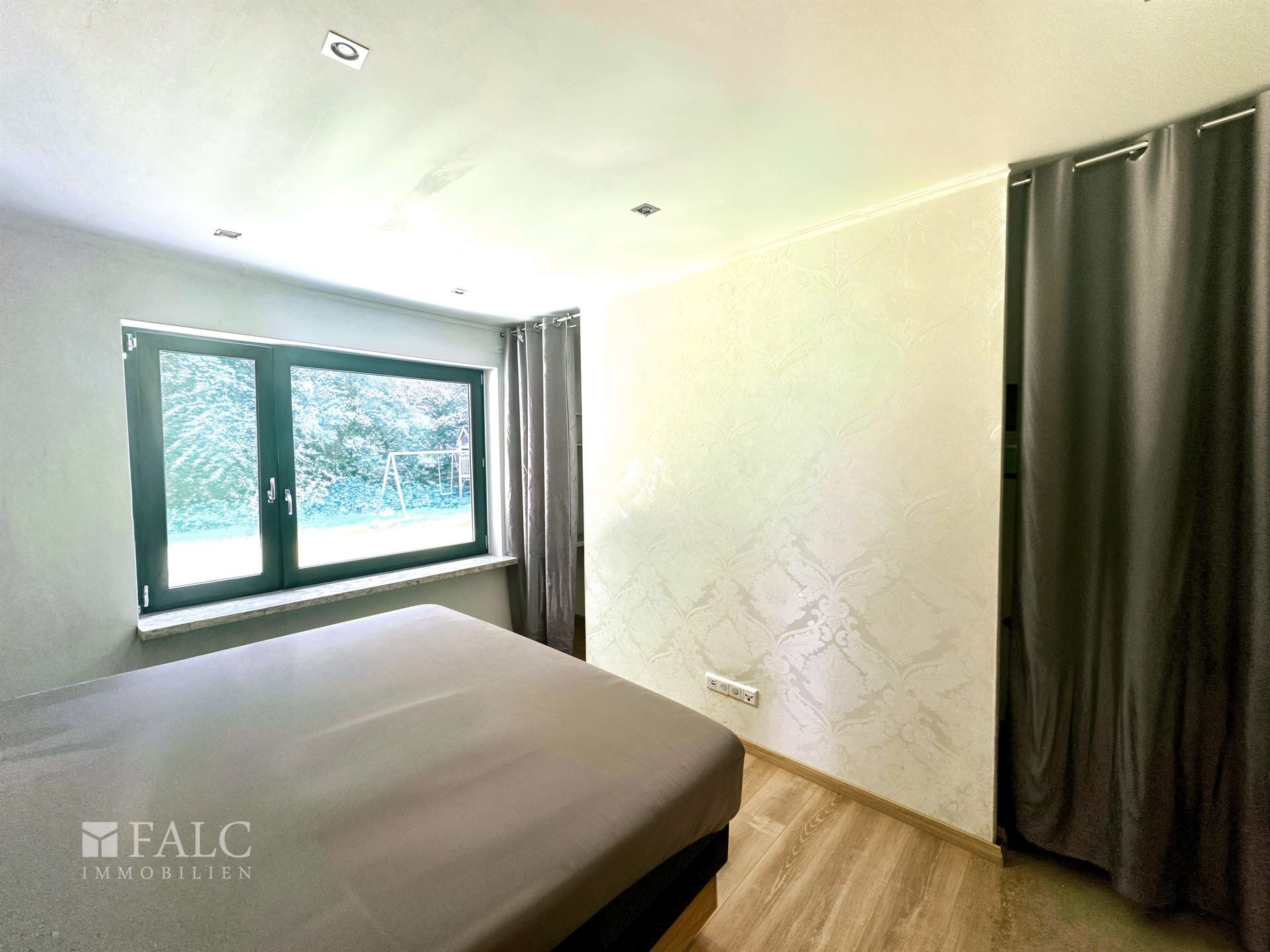 Schlafzimmer mit Ankleide EG 