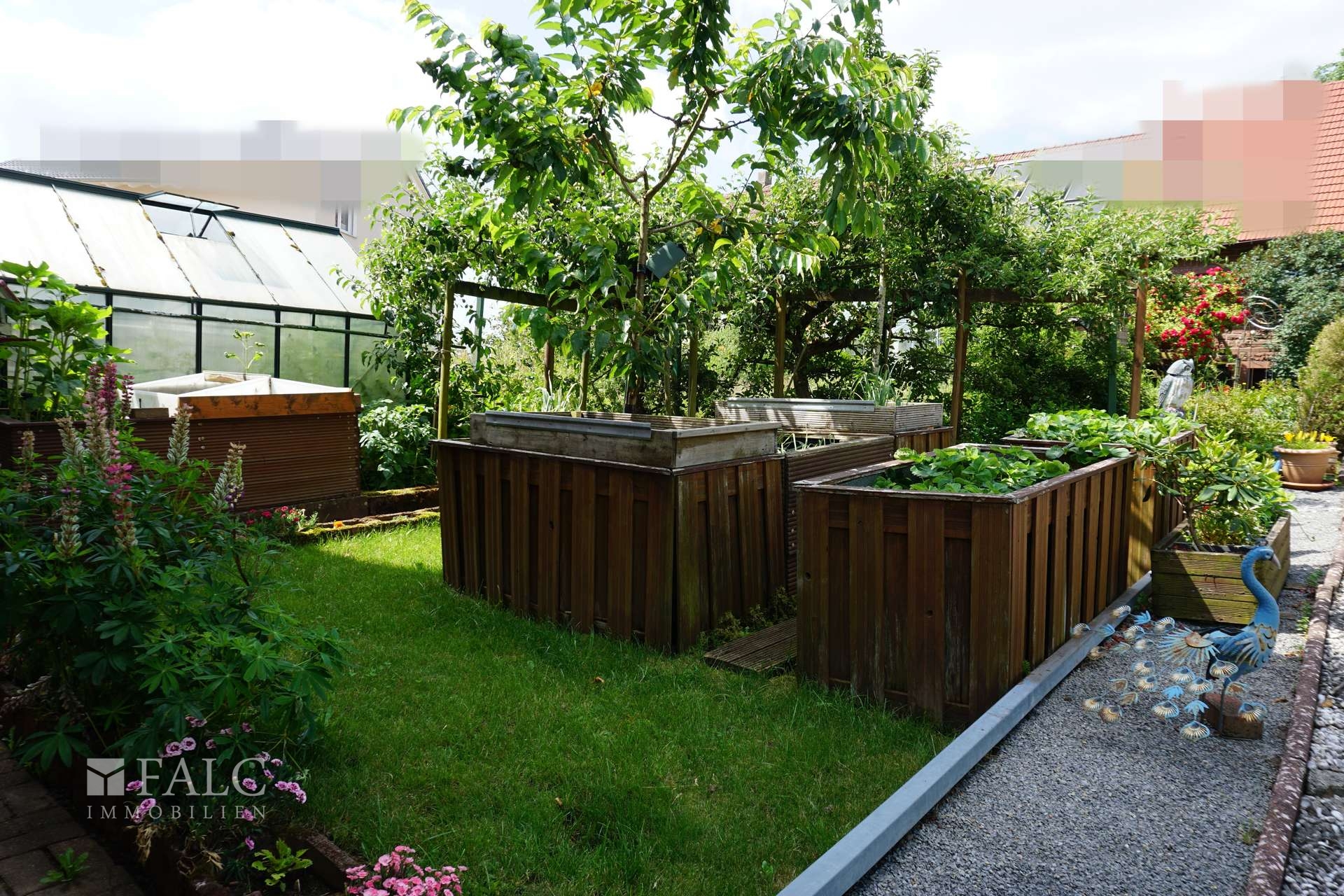 Garten mit Hochbeet