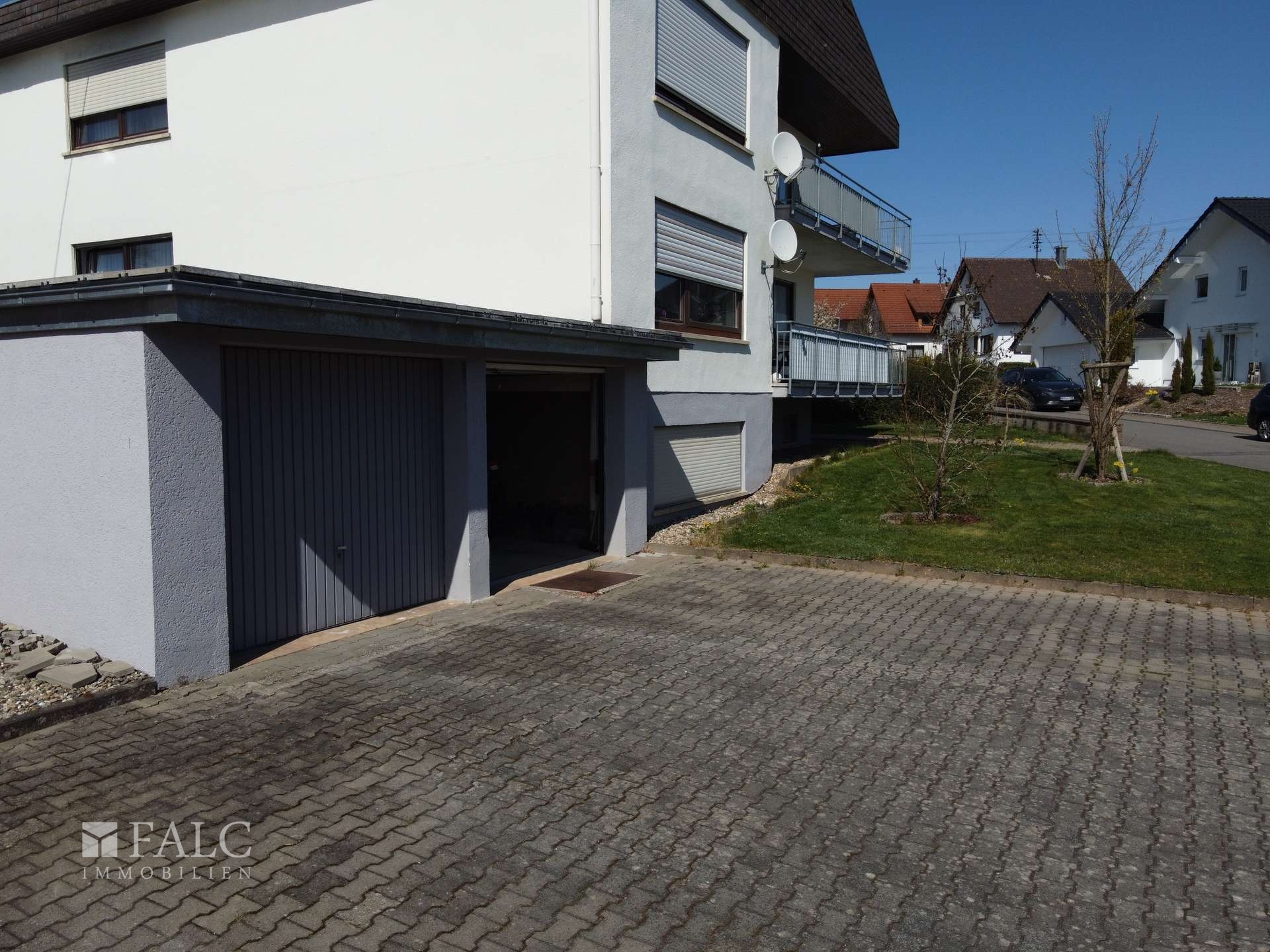 Garagen und Vorplatz