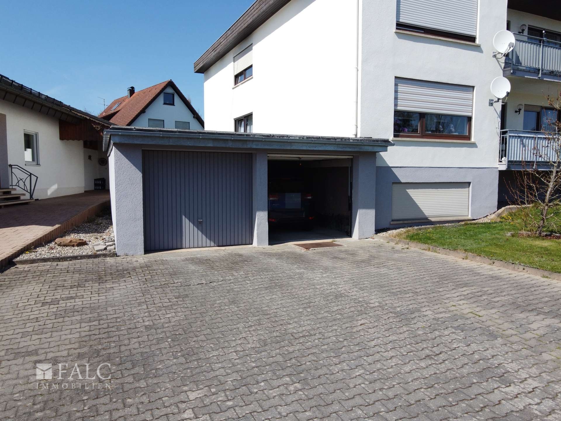 Einfahrt mit Doppelgarage