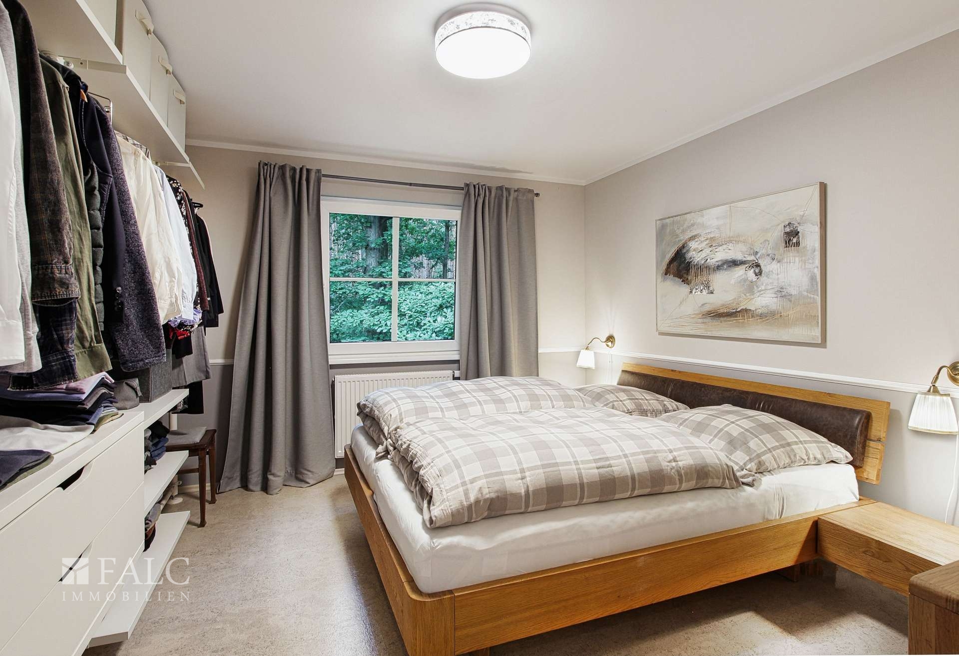 Geräumiges Schlafzimmer