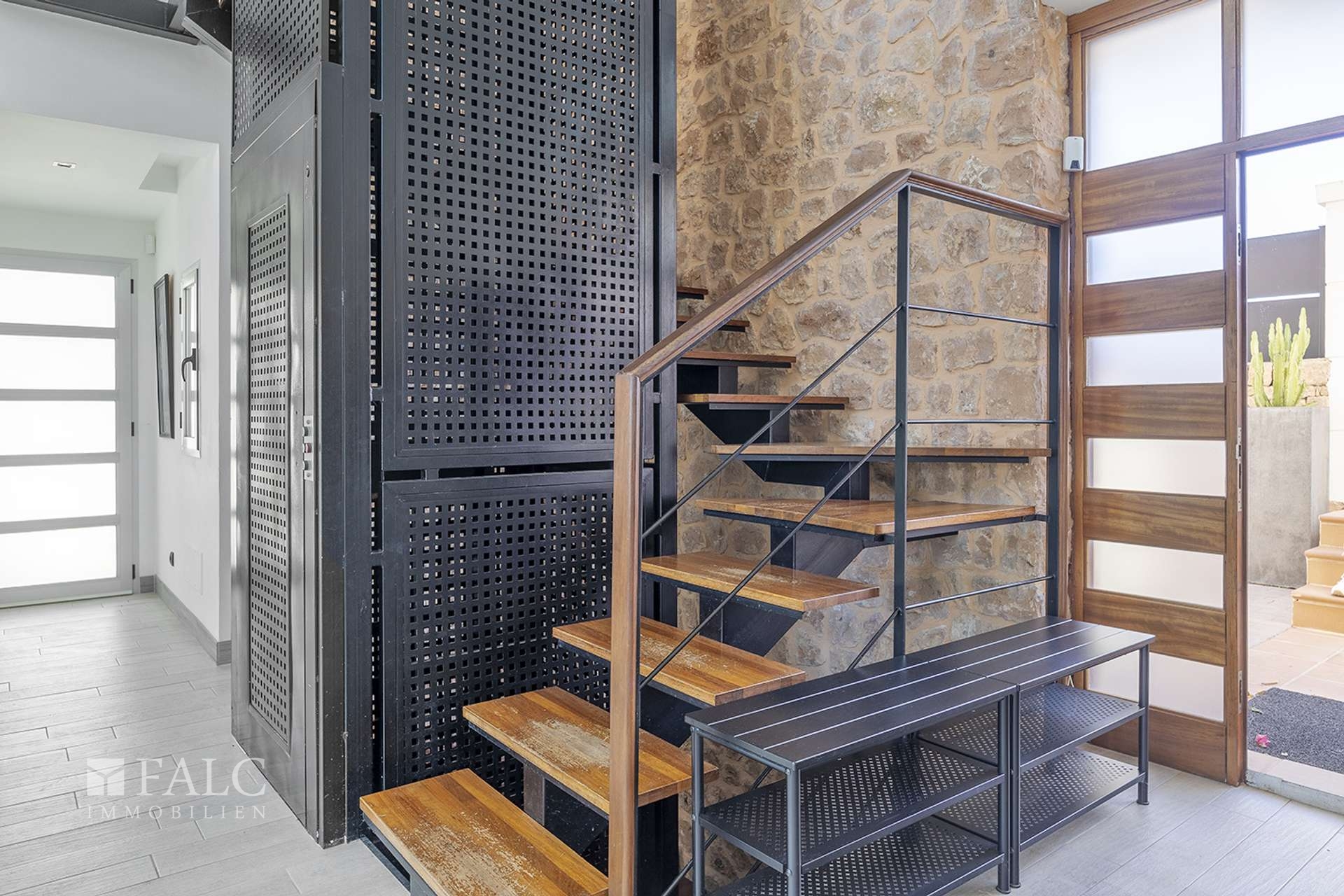 Aufzug/ Treppen