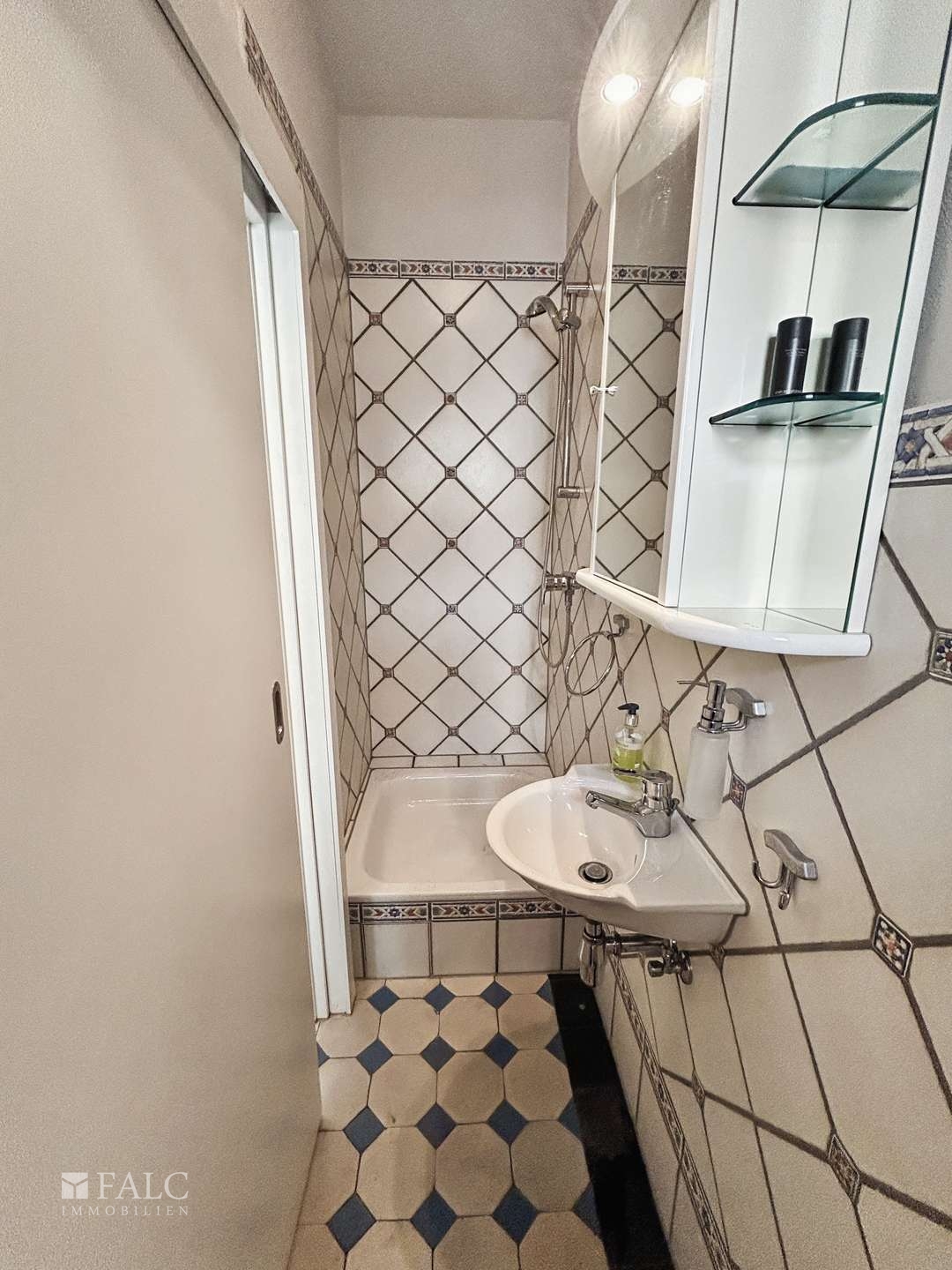 Badezimmer mit Dusche