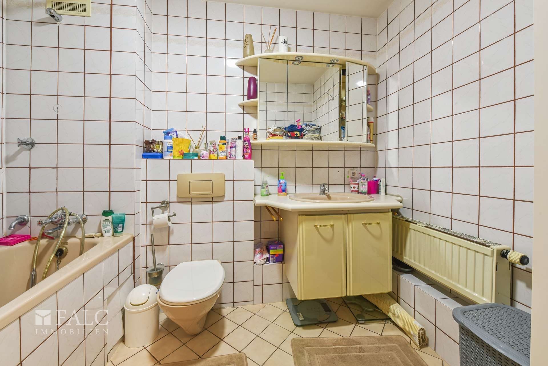 Bad mit Badewanne