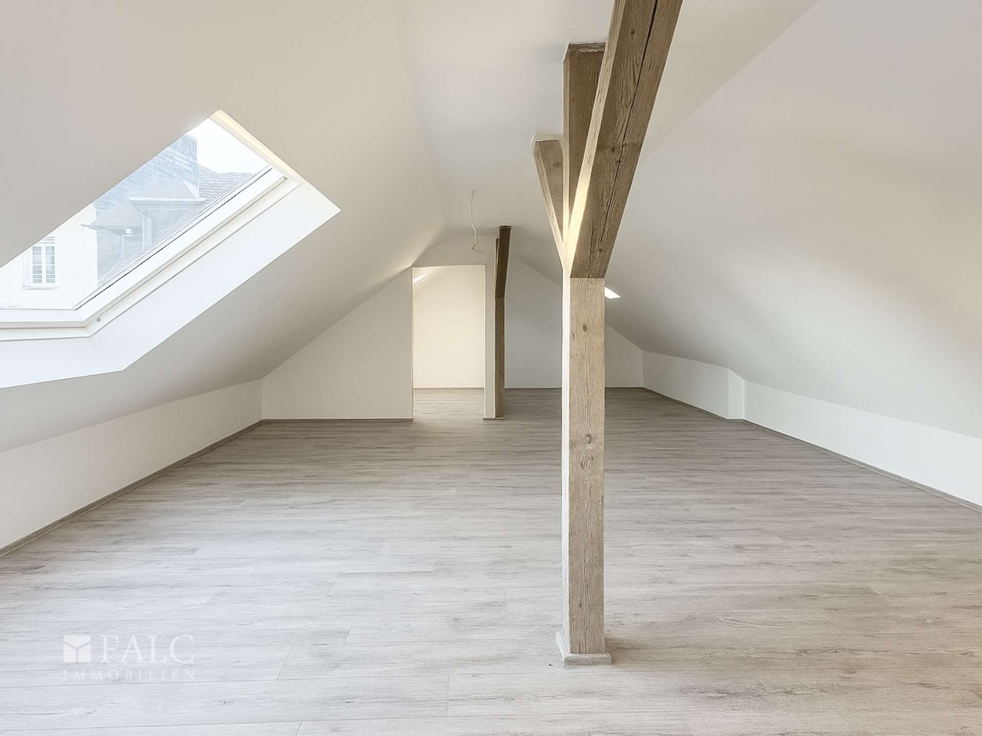 Wohnlich ausgebaute Nutzfläche oberhalb der Garage