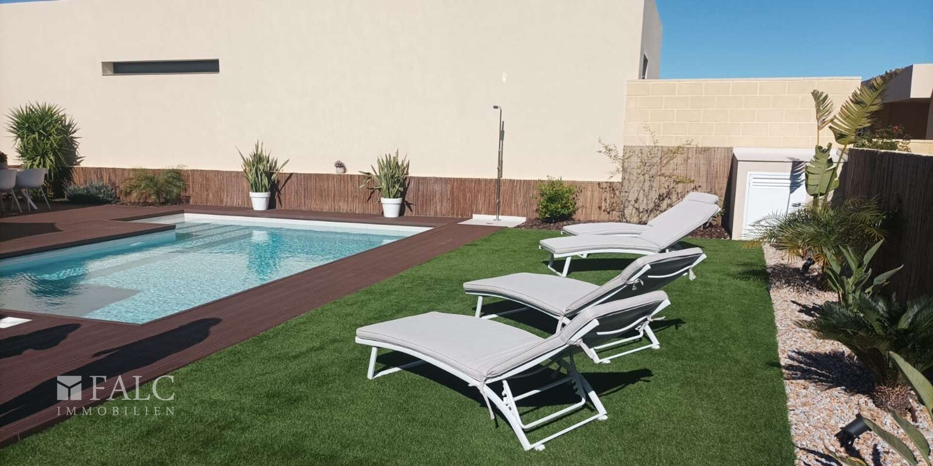 Garten- und Poolbereich