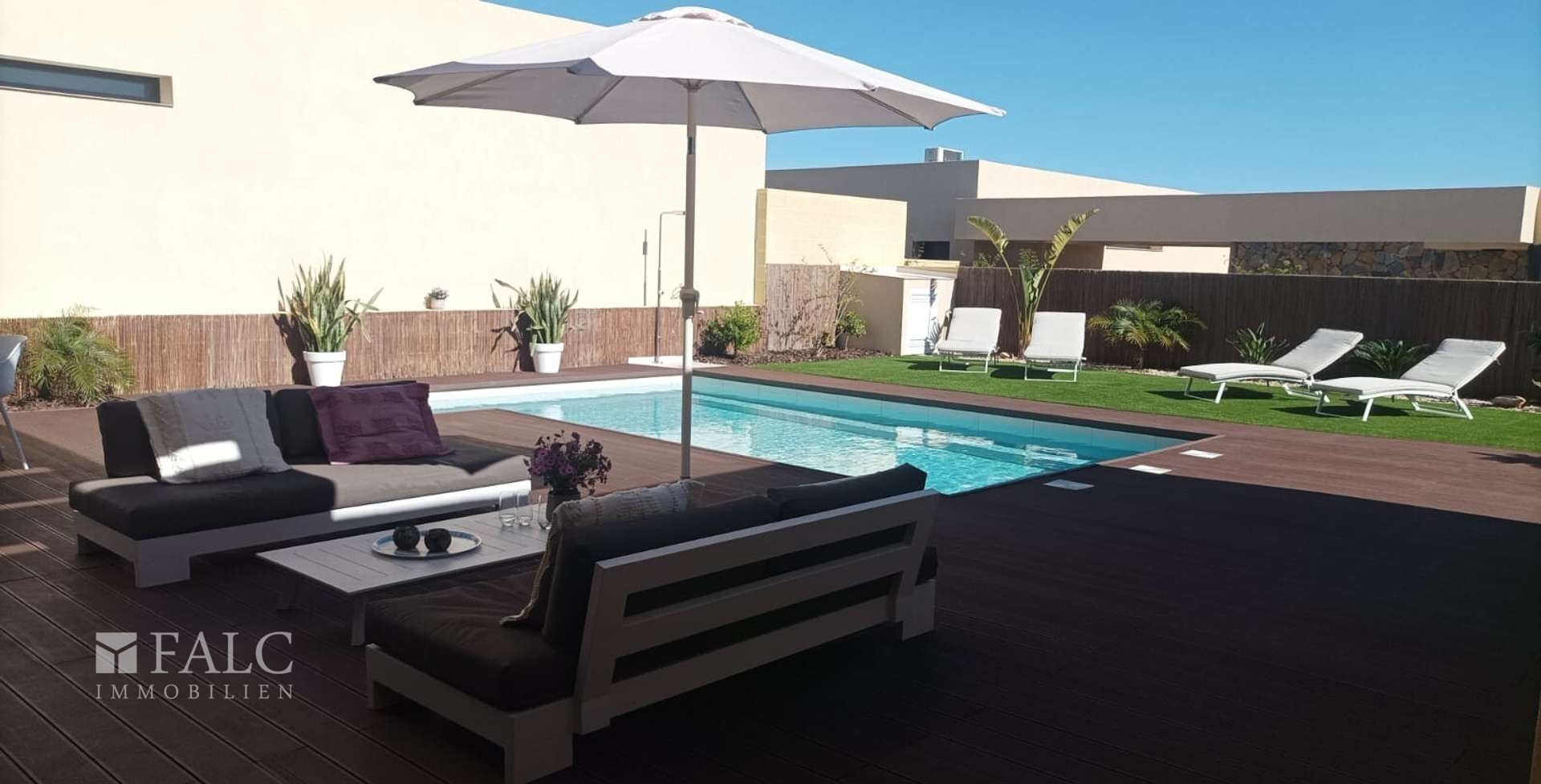 Sitzecke mit Pool