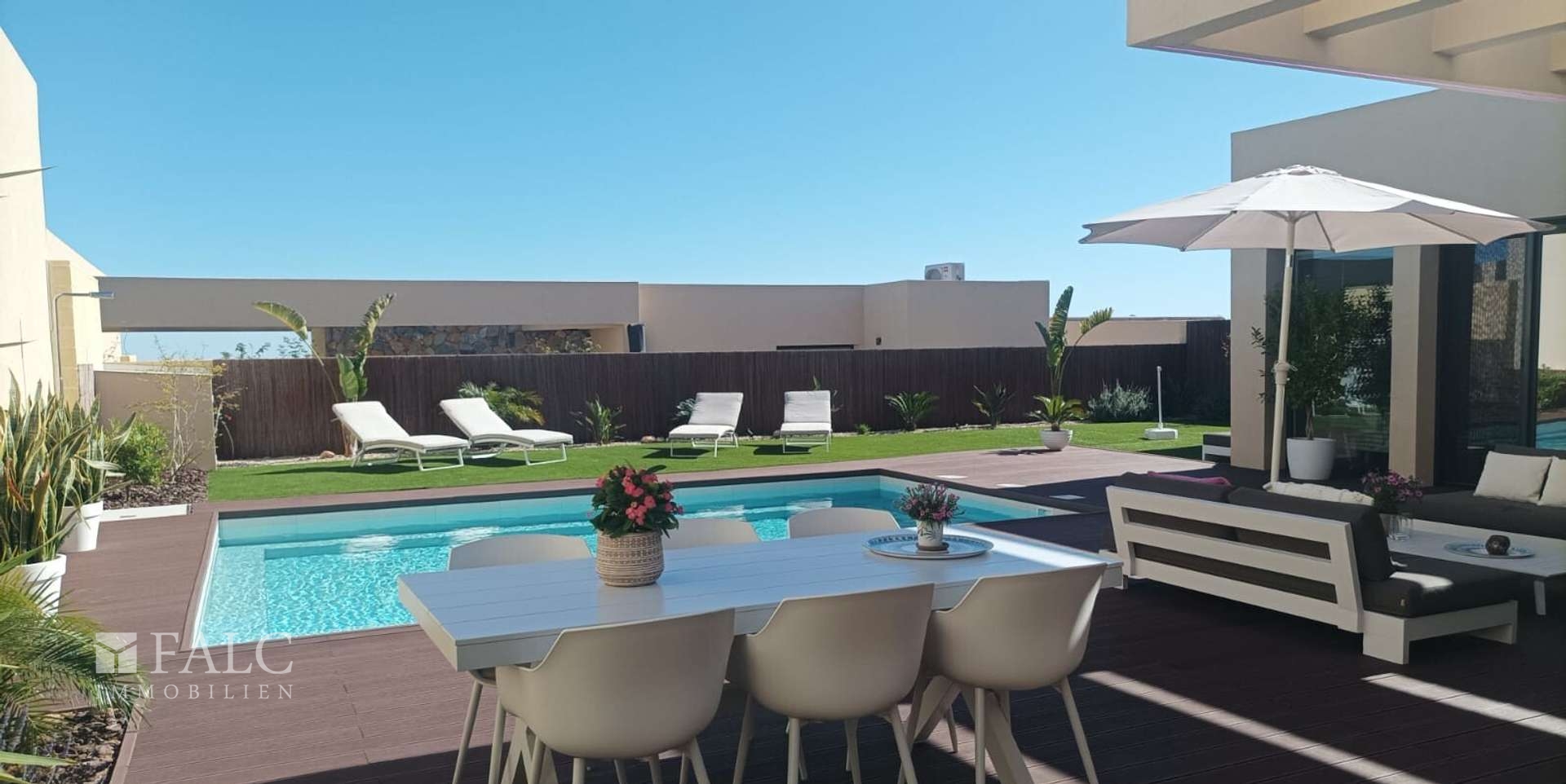 Terrasse mit Poolsicht