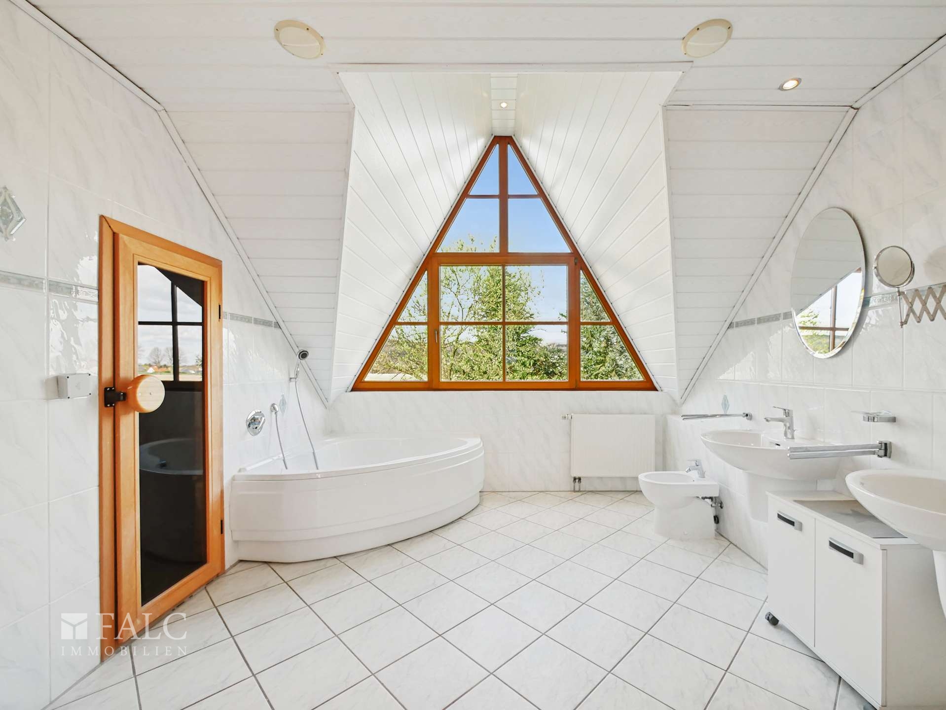 Bad OG mit Wanne und ....