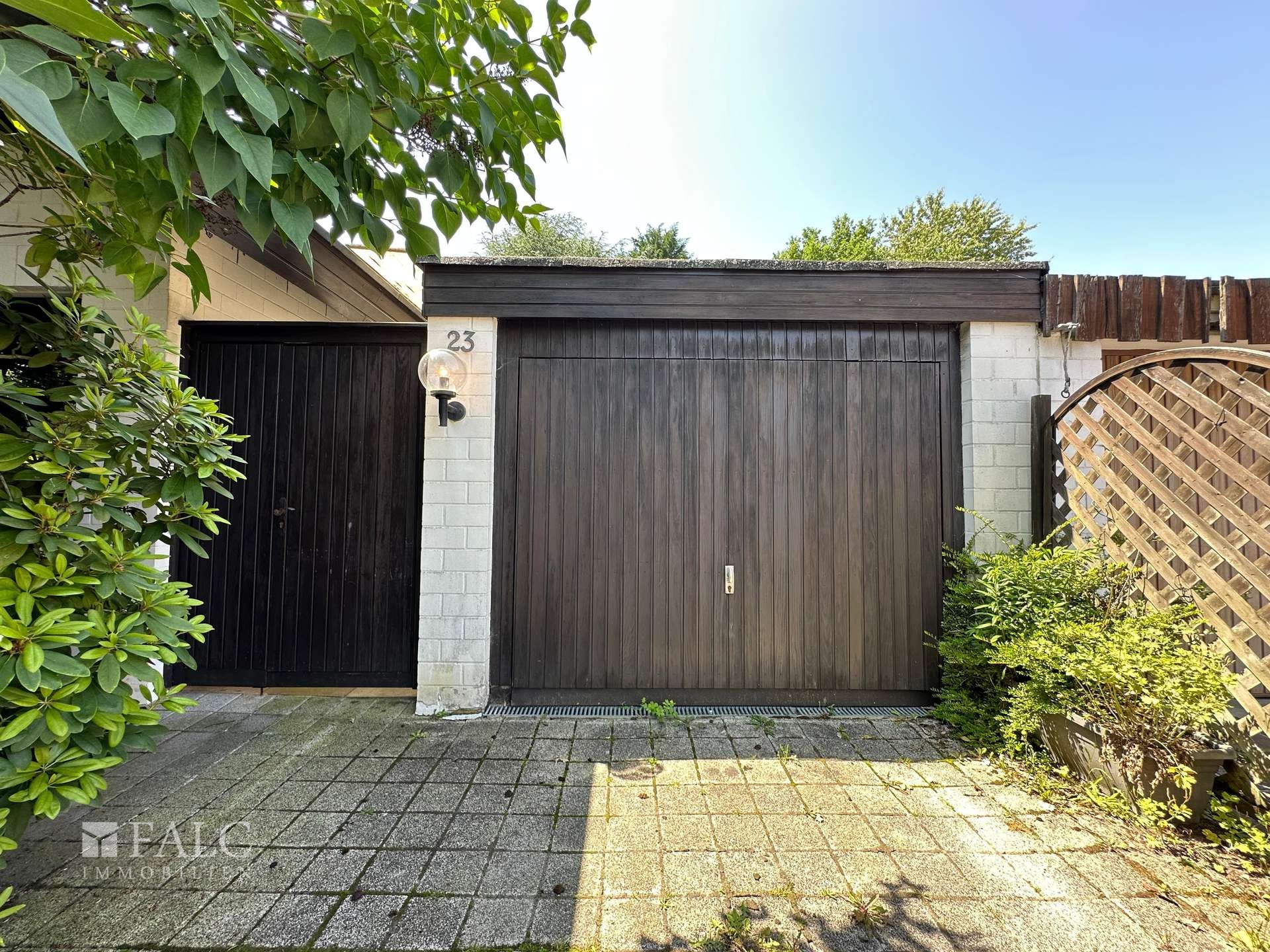 Garage + Stellplatz davor