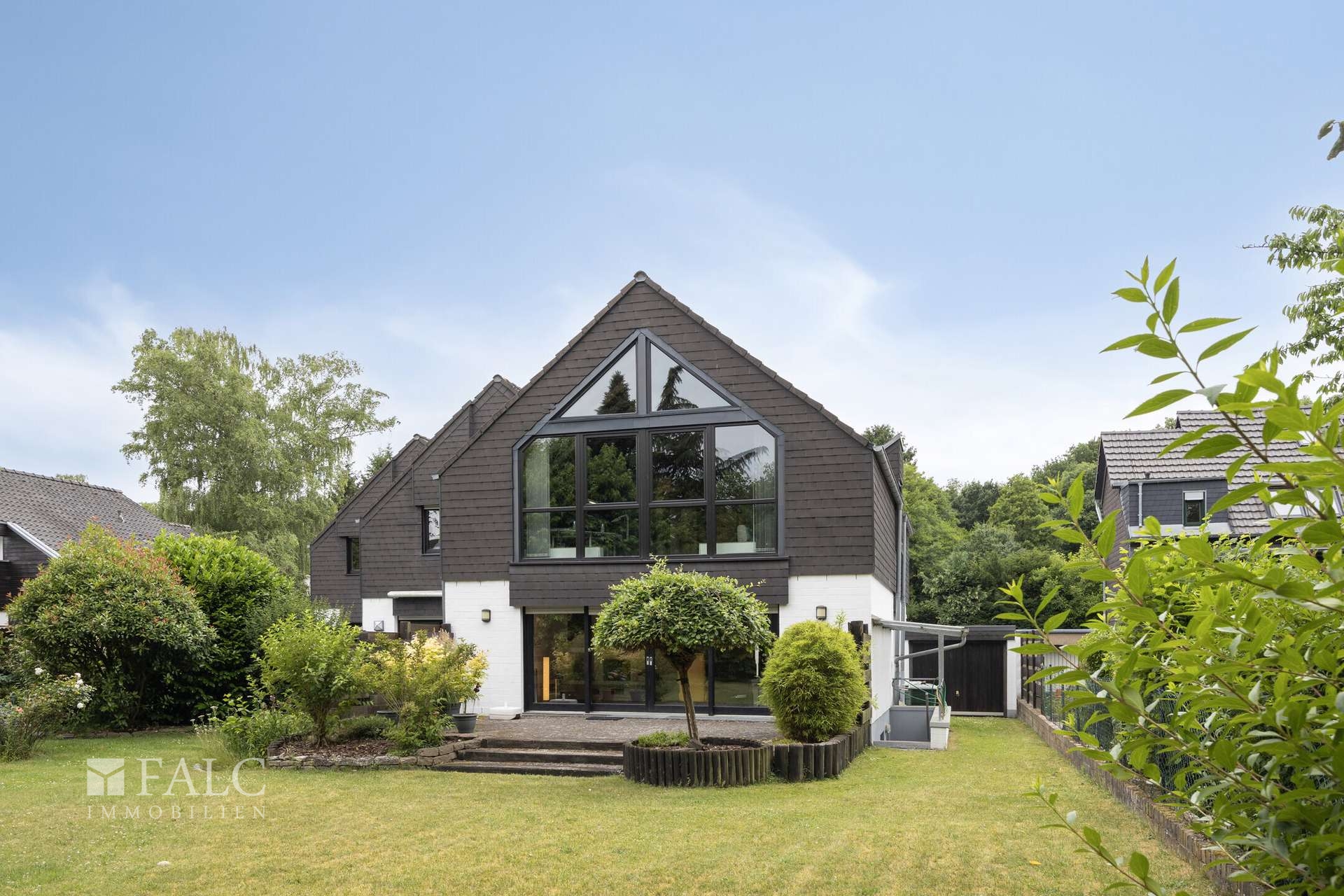 Ansicht Gartenseite mit Garage
