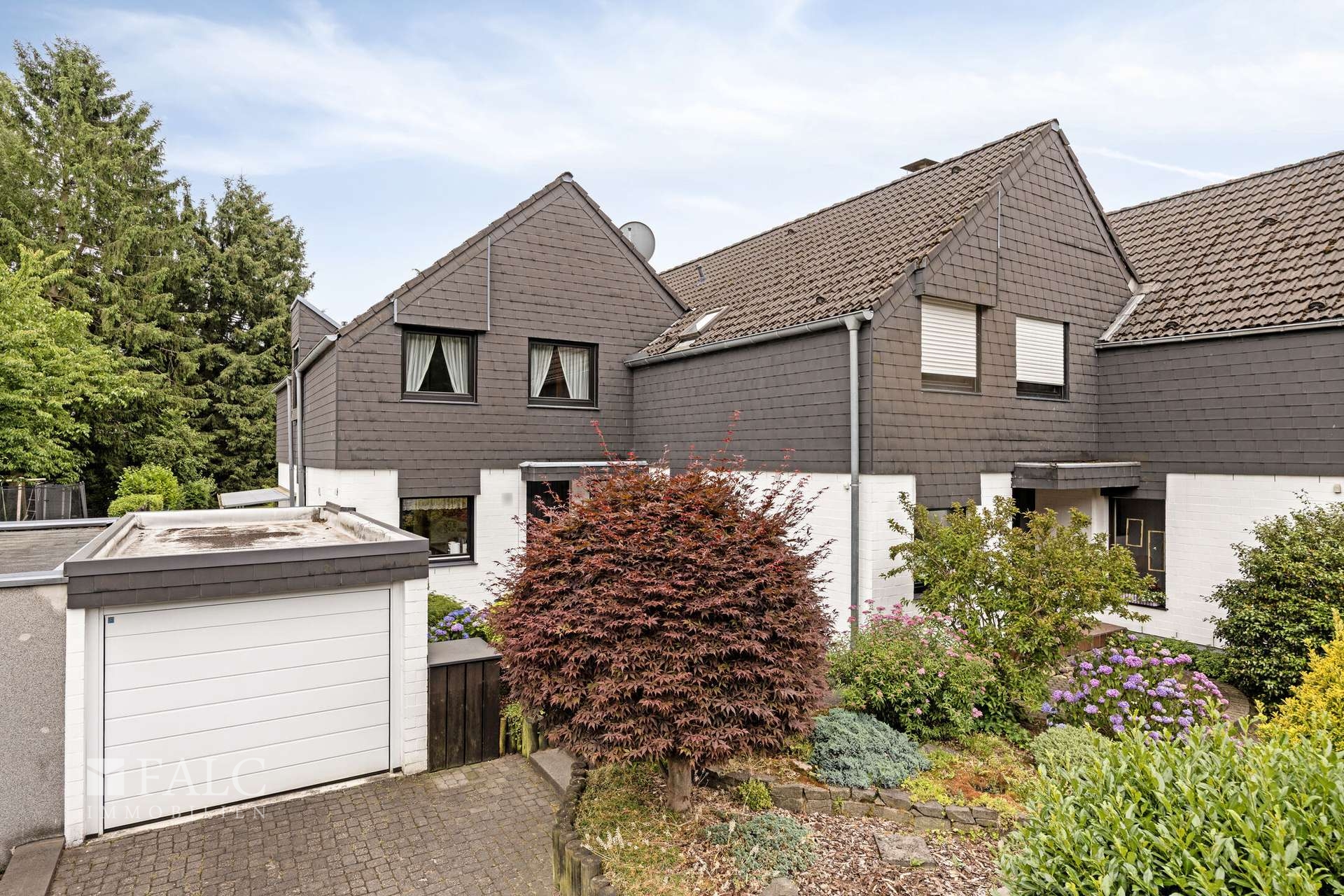 Seitenansicht mit Garage