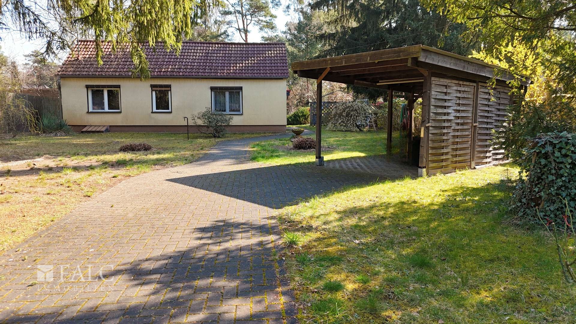 Ansicht Haus und Carport