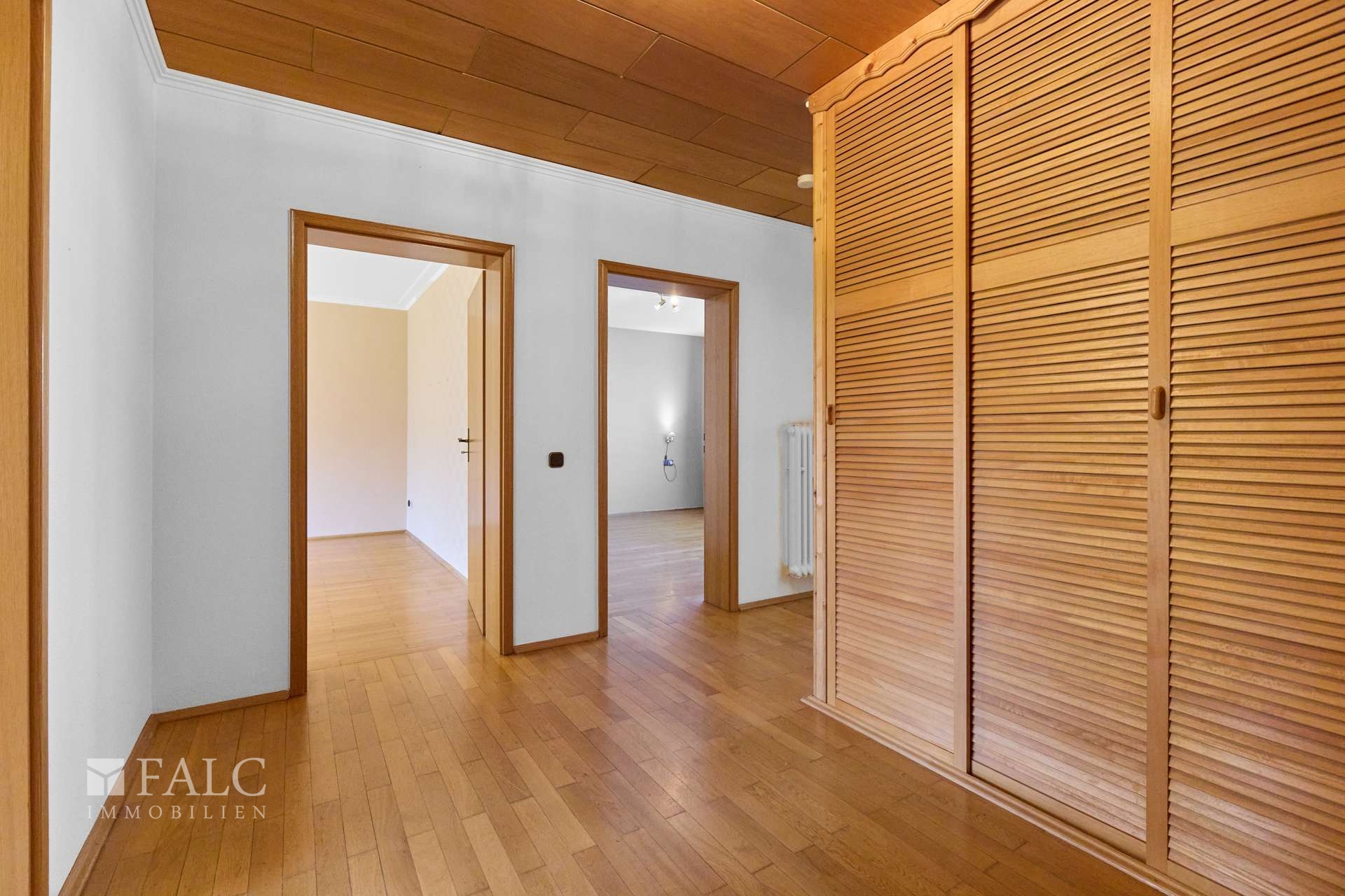 Empfang mit Blick in Wohn- und Schlafzimmerzimmer