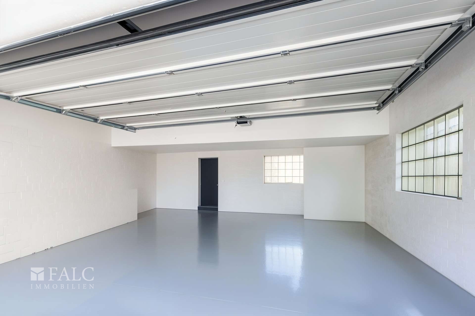 Stellplatz links in Doppelgarage - Wohnzimmer, Leer (unmöbliert) - (KI generiert)