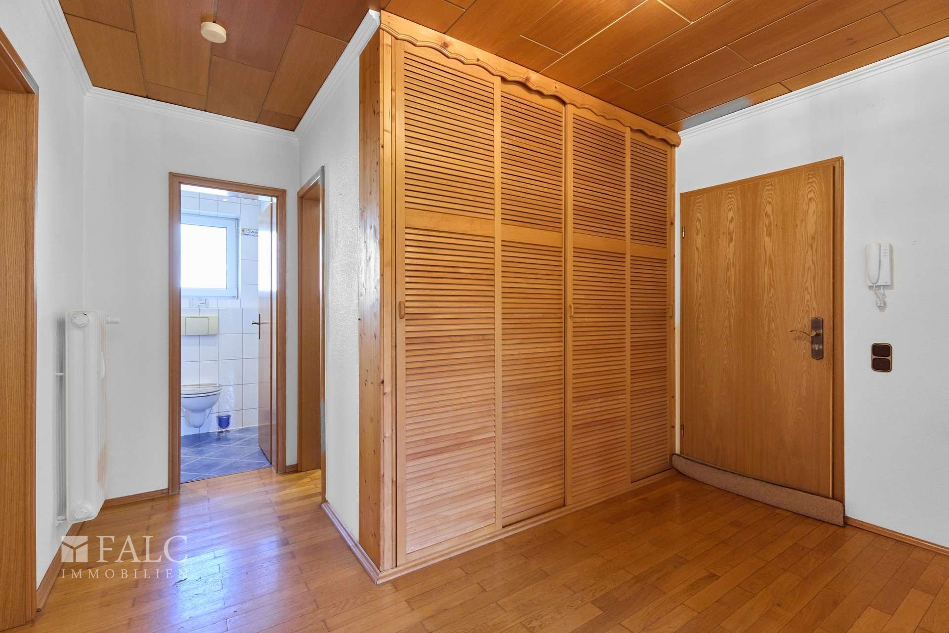Empfang mit Blick ins Bad und Wohnungstüre
