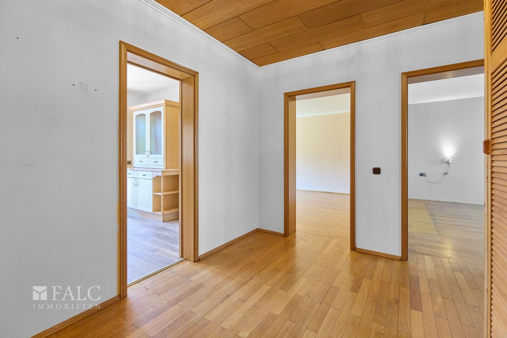 Empfang mit Blick in Küche und Wohnzimmer