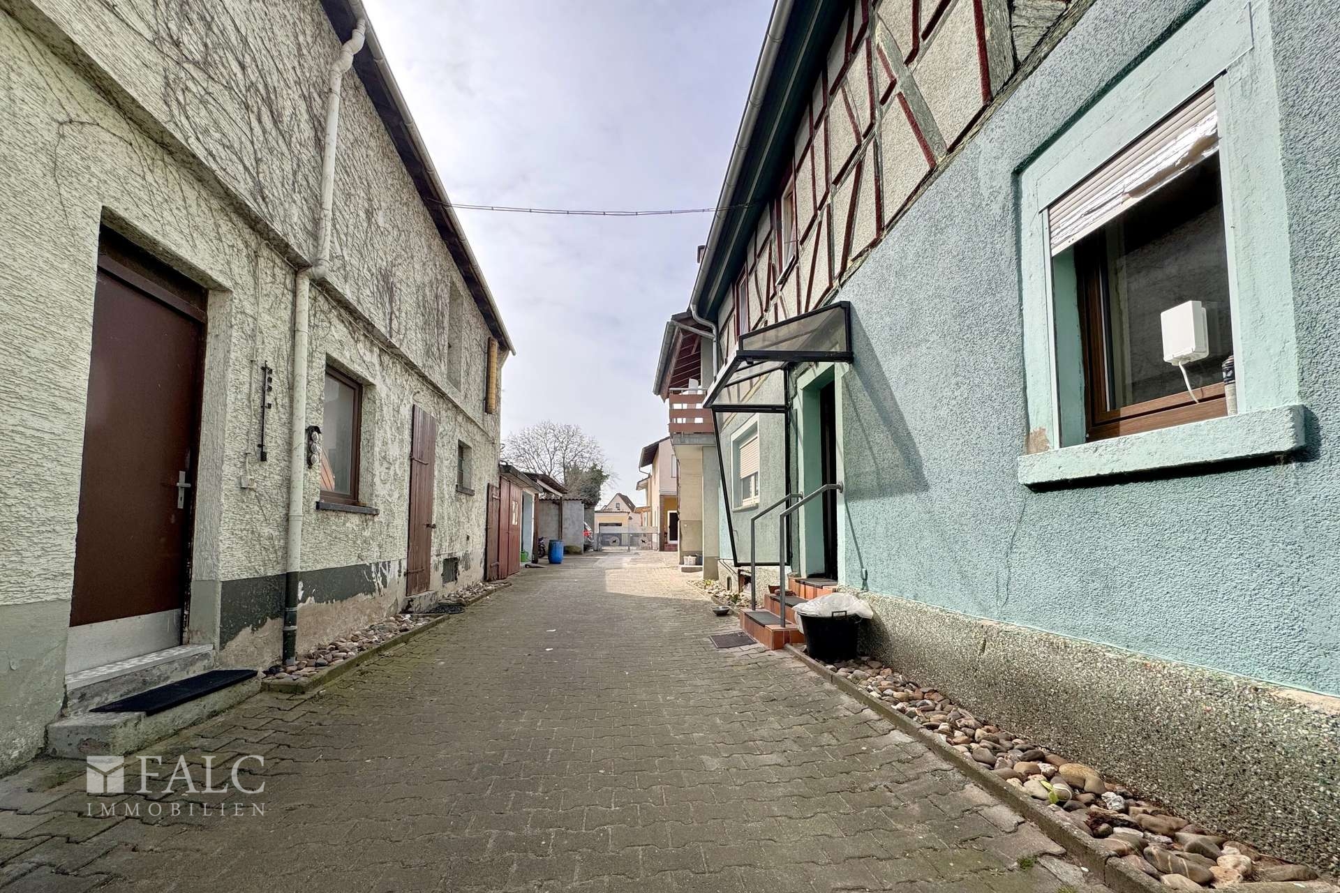 Hofansicht mit Nebengebäude 