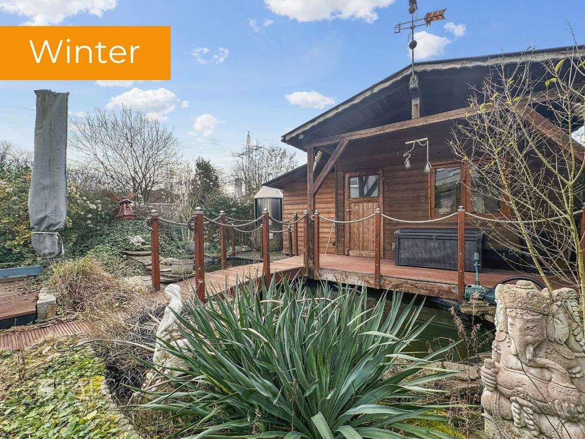 Garten mit Hütte und Teich (Winter)
