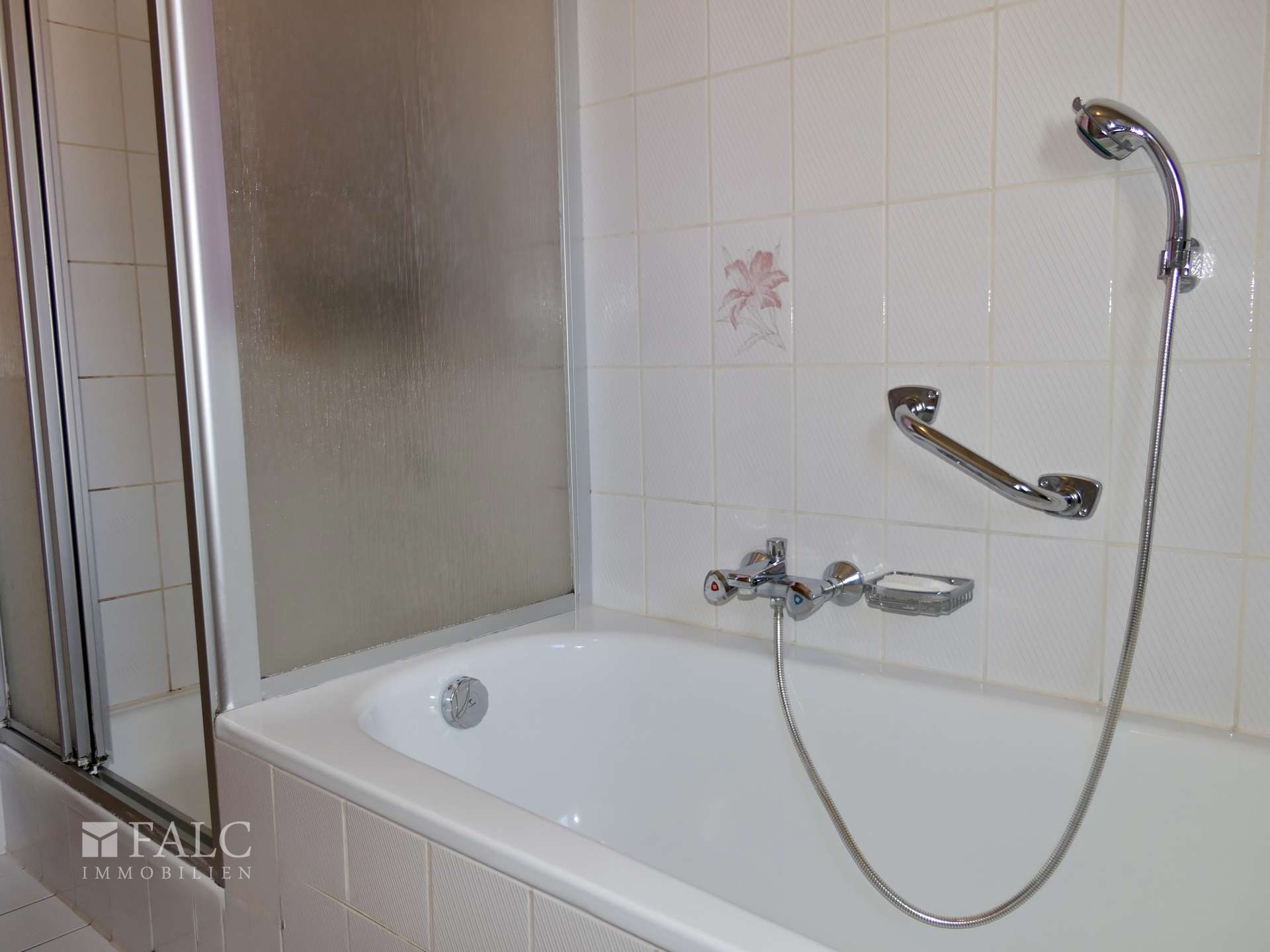 Badewanne & Dusche im EG