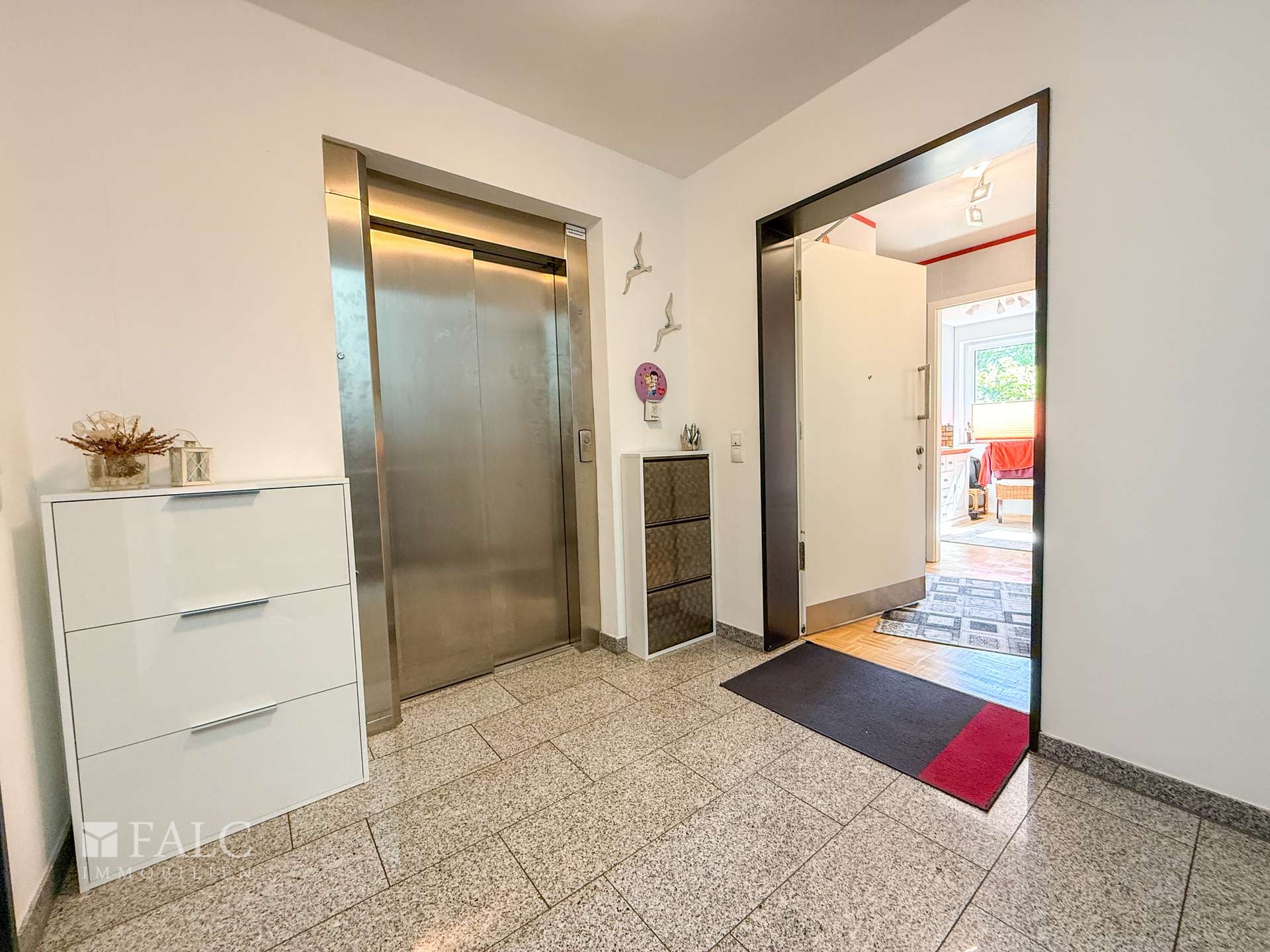 Fahrstuhl mit Eingang Wohnung