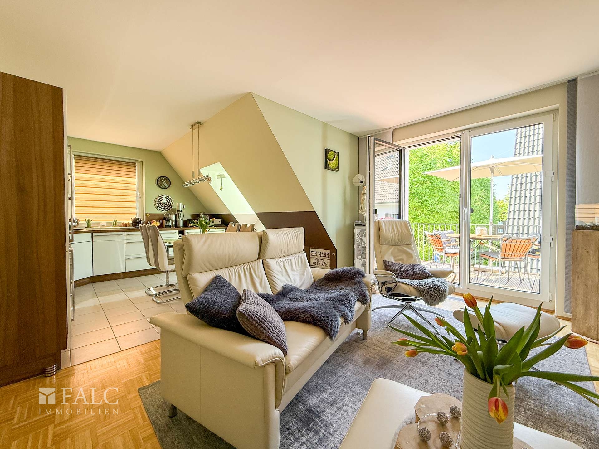 Wohnzimmer mit Zugang Balkon