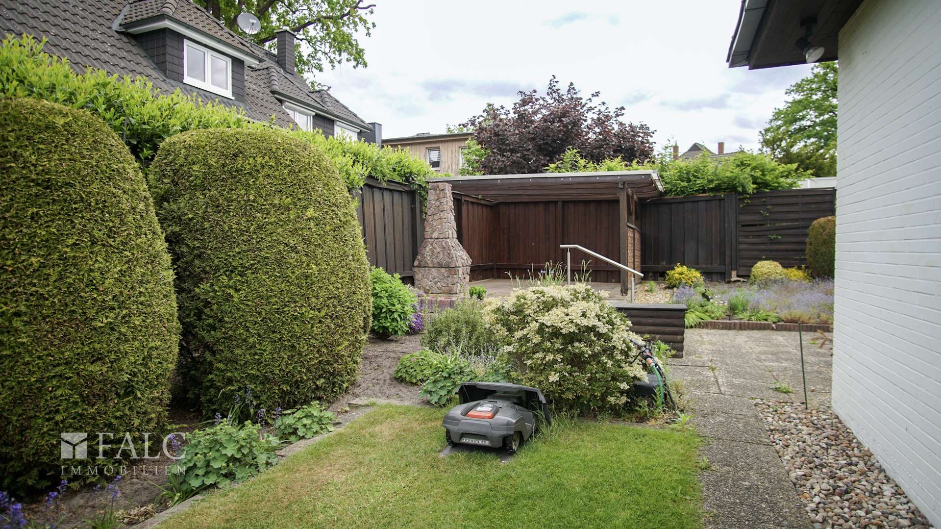 Garten mit Mähroboter 