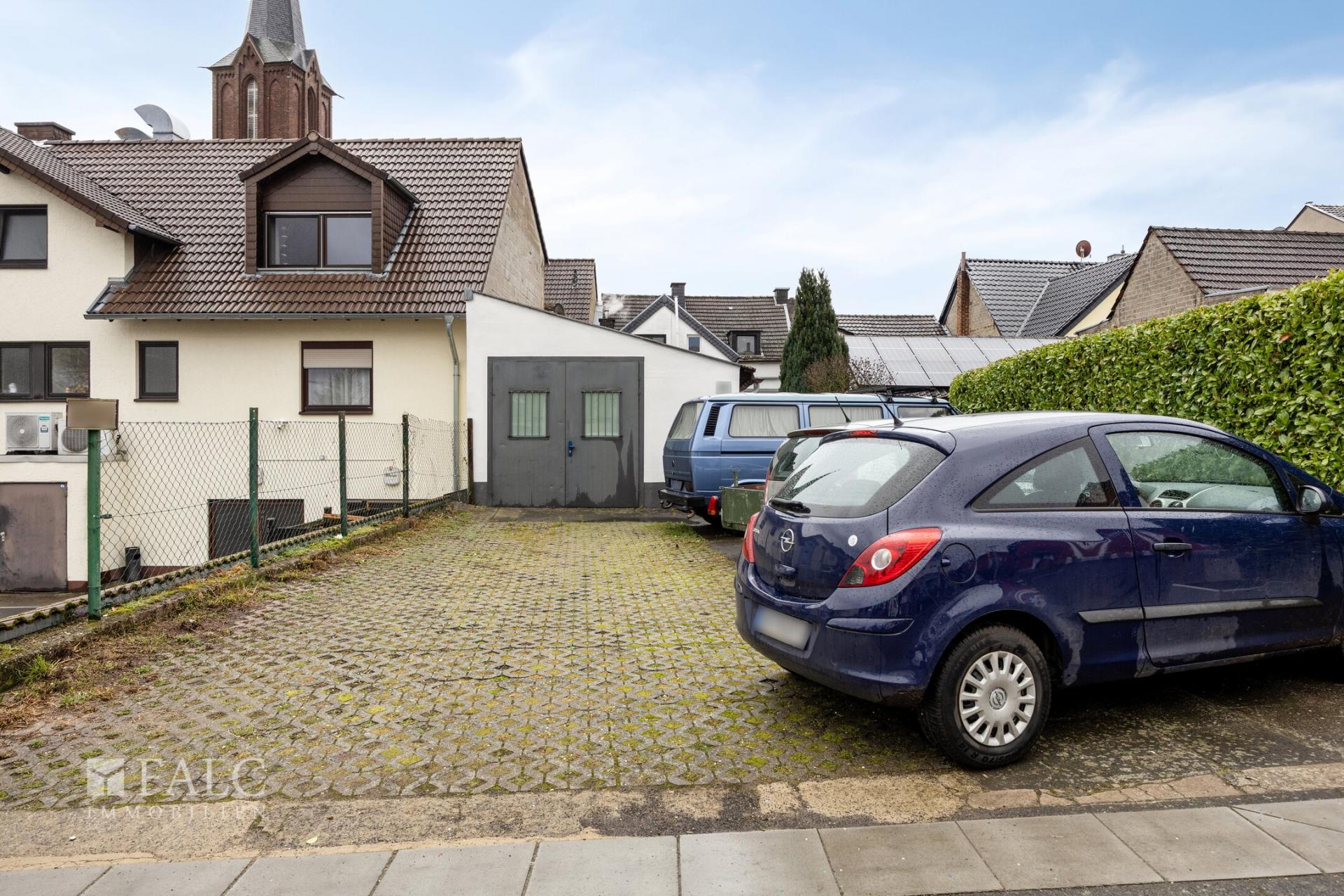 Stellplätze und Garage 