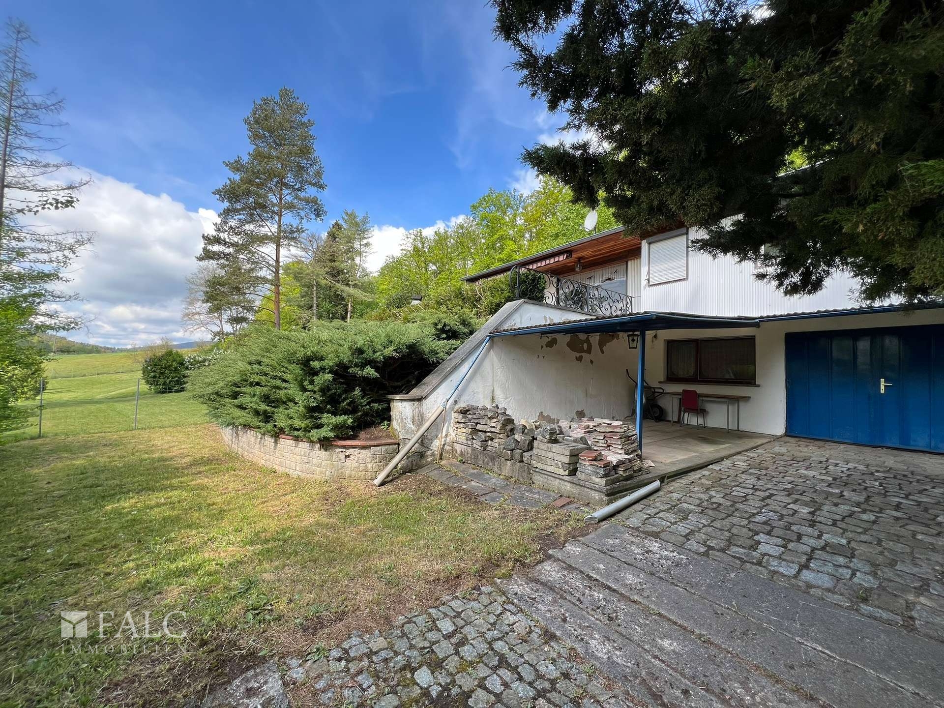 südliche Seite mit Garage