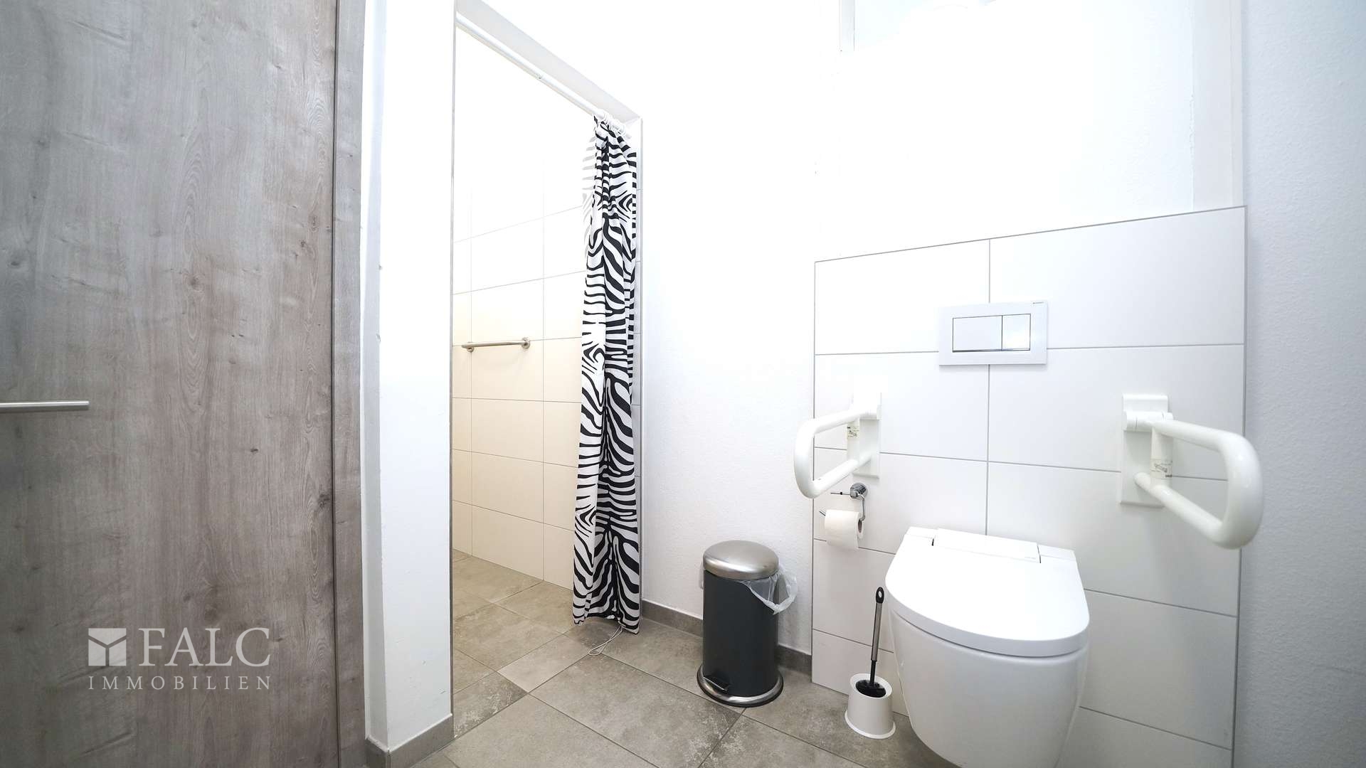 Zeitloses Bad mit Dusche & WC